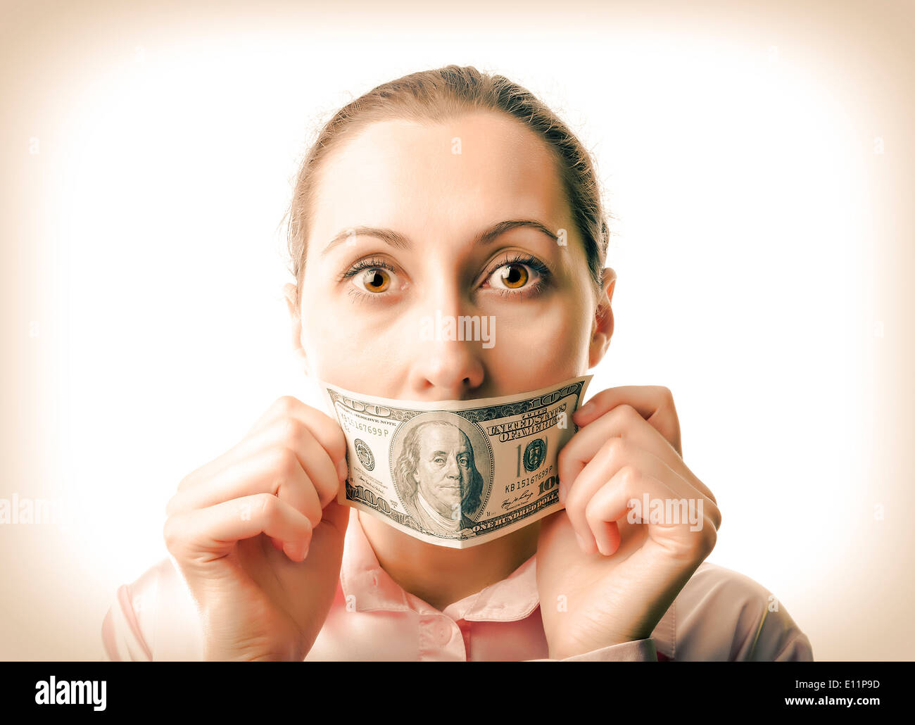 Donna con un centinaio di dollari alla bocca Foto Stock