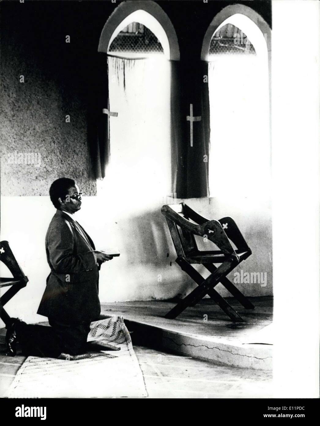 Giugno 05, 1979 - Rev Yuna Okoth torna in Uganda: il Vescovo anglicano di Bukedi, prega per la prima volta nella propria chiesa vicino alla sua casa a Nagongera, Est Uganda dove è tornato da due anni in esilio in America. Mons. Okoth era uno dei più ricercati gli uomini dal regime di Amin. Foto Stock
