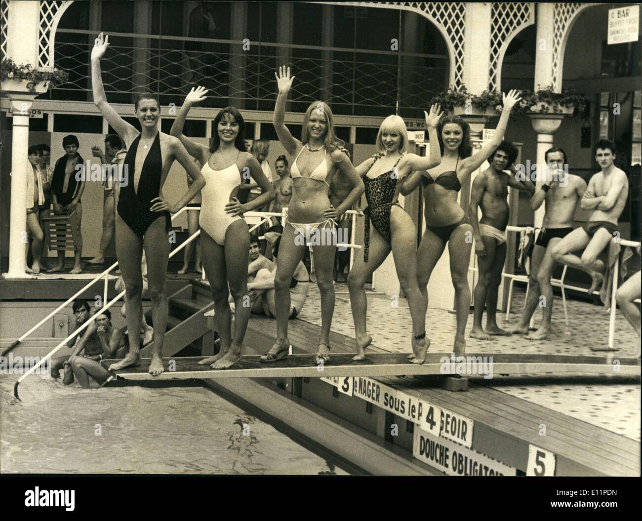 Giugno 06, 1979 - Alain Bernardin, direttore dell ''Crazy Horse Saloon" presentato 5 nuove ragazze che egli ha scelto per il suo club presso il Foto Stock