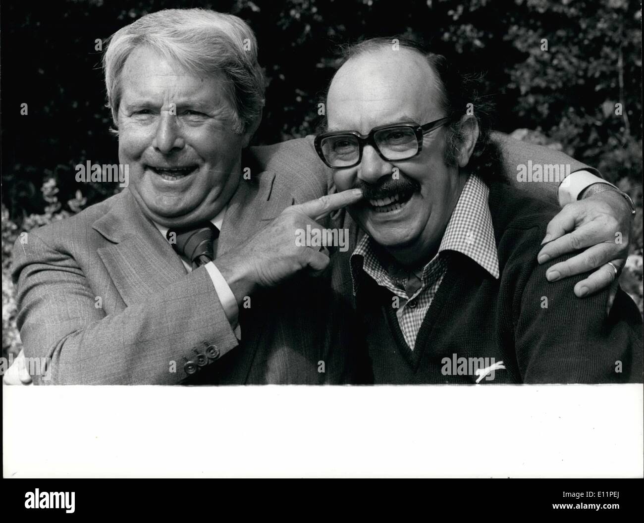 Agosto 08, 1979 - Eric e Ernie piano rimonta di televisione: Eric Morecambe e Ernie Wise hanno rinnovato la loro commedia atto ieri e rise off voci che Eric della operazione cuore potrebbe impedire loro di ritornare alla televisione a casa di Eric vicino a Harpenden, Harts ieri. Mostra fotografica di Morecambe e saggi mostrano indietro nel rivestimento sottile con una risata a scapito di Eric Morecambe's baffi presso il comico di casa a Harpenden, cervi, ieri. Foto Stock