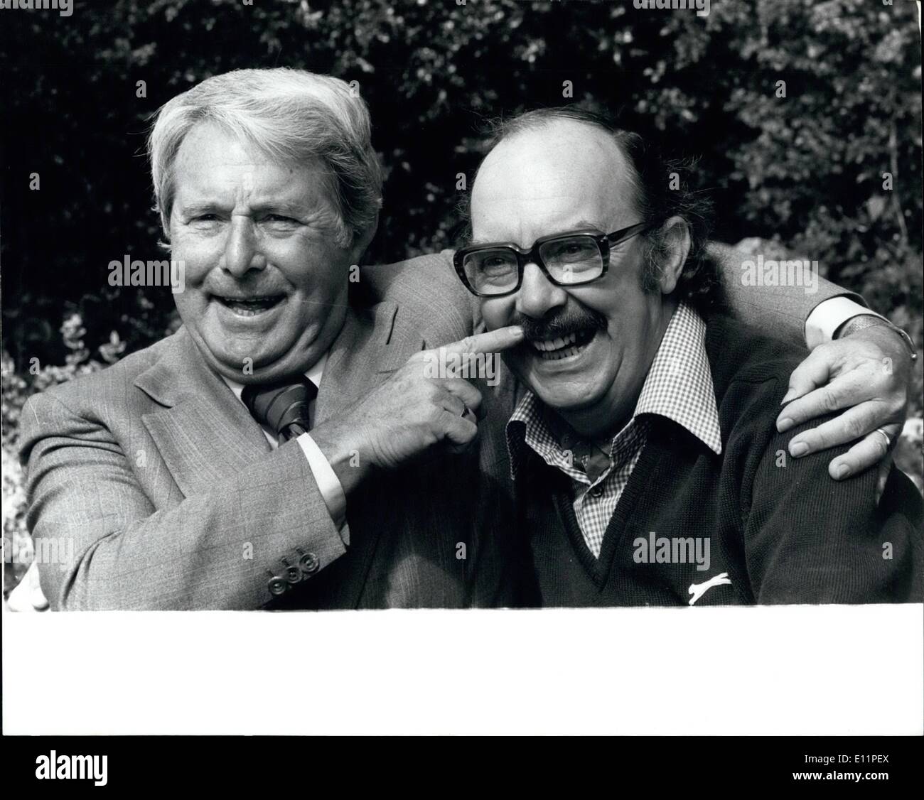 Agosto 08, 1979 - Eric e piano di ernie TELEVISOIN rimonta. ERIC MORECAMBE e ERNIE WISE hanno rinnovato la loro commedia atto ieri e rise off voci che Eric della operazione cuore potrebbe impedire loro di ritornare alla televisione, a casa di Eric vicino a Harpenden, Harts ieri. mostra fotografica: Morecambe e saggi mostrano indietro nel rivestimento sottile con un ridere di oneri di Eric Morecambe's baffi presso il comico di casa a Harpenden, Herts, ieri. Foto Stock