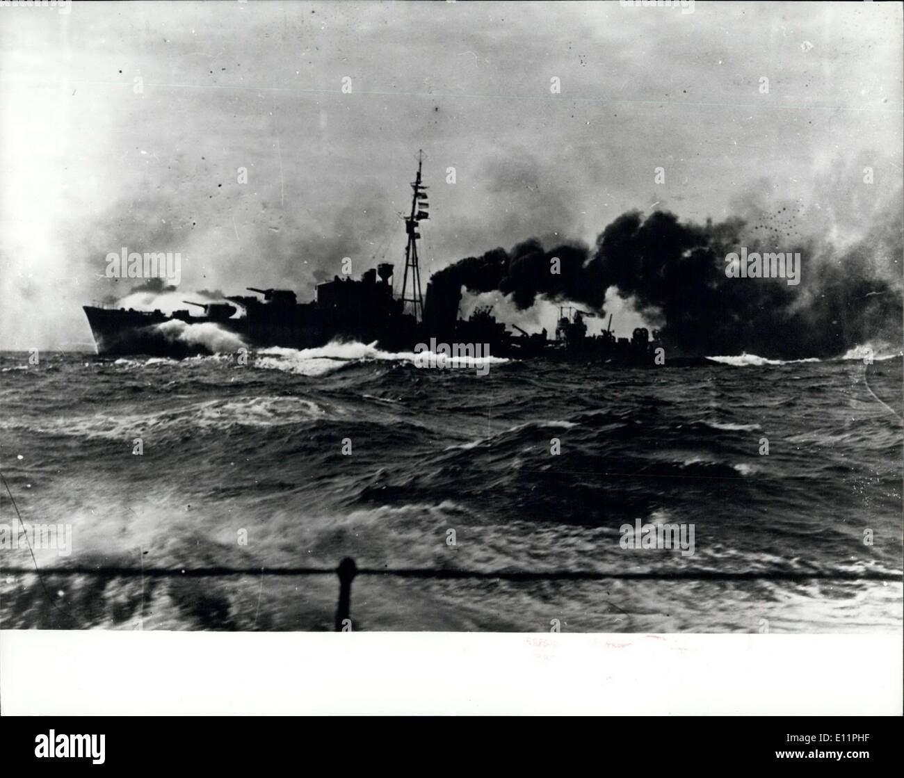 Agosto 28, 1979 - Lord Mountbatten ucciso da Ira bomba mentre fuori su un viaggio di pesca: mostra fotografica H.M.S. Kelly il portabandiera del 5° Squadriglia a pieno il vapore di ritorno dal bombardamento con il Capitano Mountbatten in carica. Foto Stock