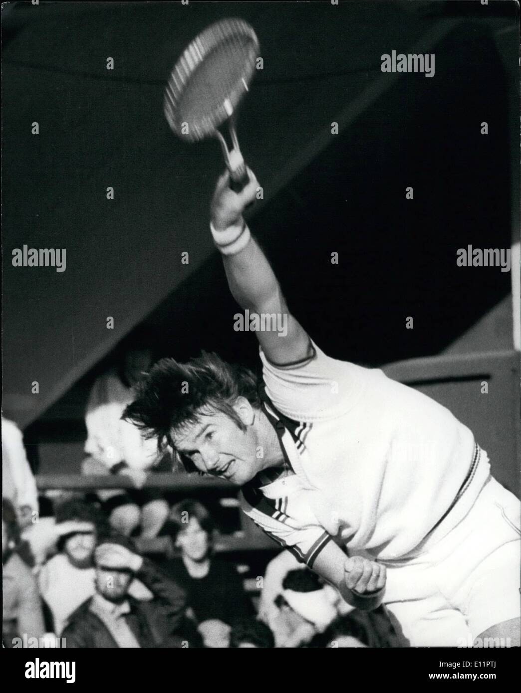 Giugno 06, 1979 - Wimbledon Tennis J Connors V J. Caujolle Jimmy Connors (USA) il n. 2 di sementi, visto in azione sulla corte n. 1 nella sua Foto Stock
