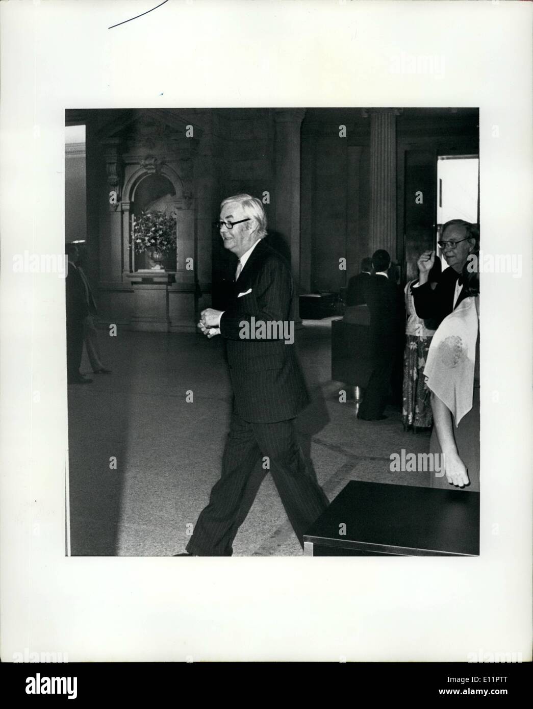 Giugno 06, 1979 - Venerdì, Giugno 8th. 1979, il Metropolitan Museum di New York City. New York's Junior Senatore, Daniel Patrick Moynihan, arrivando a una cena per West Il cancelliere tedesco Helmut Schmidt. La cena è stata ospitata dal Consiglio Americano in Germania e si è tenuto presso il Metropolitan Museum. Foto Stock