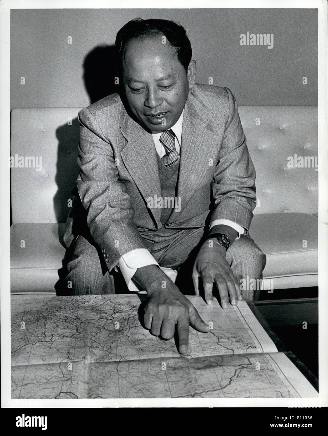 Sett. 09, 1979 - Dep. Il primo ministro di Kampuchea (Pol Pot), Ieng Sary punti a una Mappa di Cambogia nell'indonesiano Lounge dell'ONU Foto Stock
