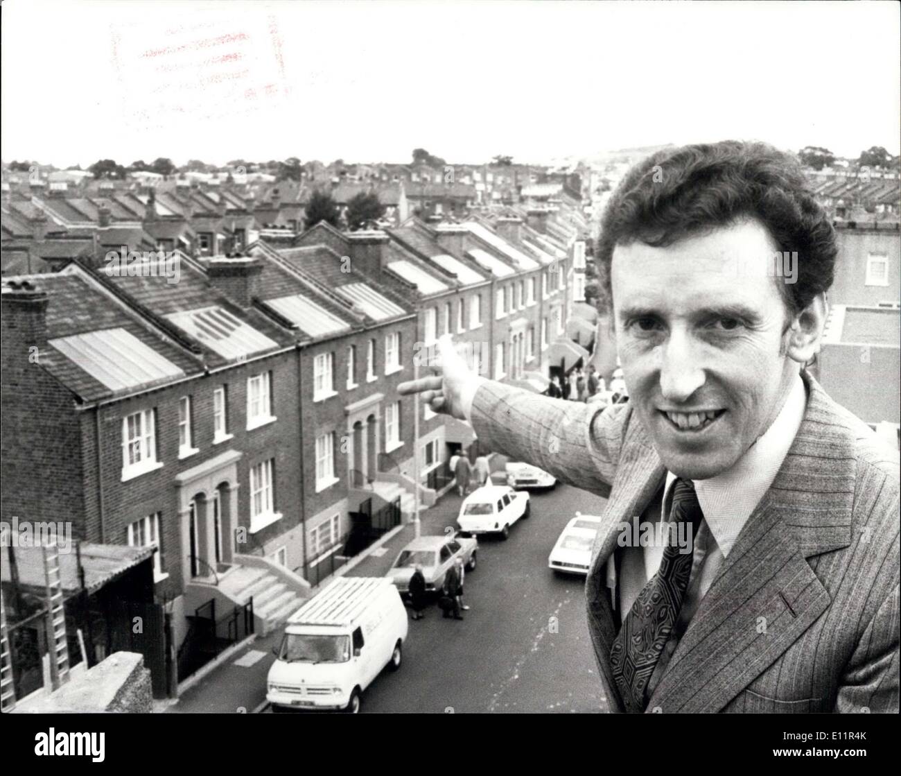 Sett. 14, 1979 - Energia il Ministro David Howell visite riscaldamento solare progetto: il signor David Howell, Segretario di Stato per l'energia, oggi ha visitato uno dei più grandi d'Europa assistita solare di riscaldamento dell'acqua per uso domestico come progetti Whateley Road, Southwark, il progetto organizzato da South London Consortium, copre una terazza di 14 case in stile vittoriano. Ogni casa è stata completamente ristrutturata, insultato di standard moderni e dispone di un 5 metro quadrato pannello solare installato sul suo sud rivolta verso il tetto. Il progetto è sostenuto dal Dipartimento di Energia mediante un contributo di ?64.000 per essere speso oltre 2 anni Foto Stock