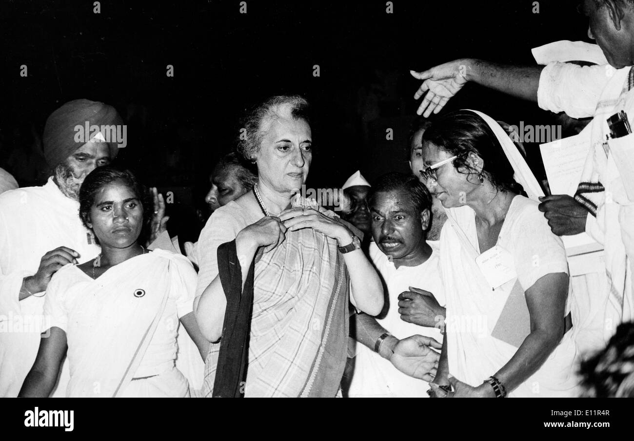 Il primo ministro Indira Gandhi è circondato da donne Foto Stock