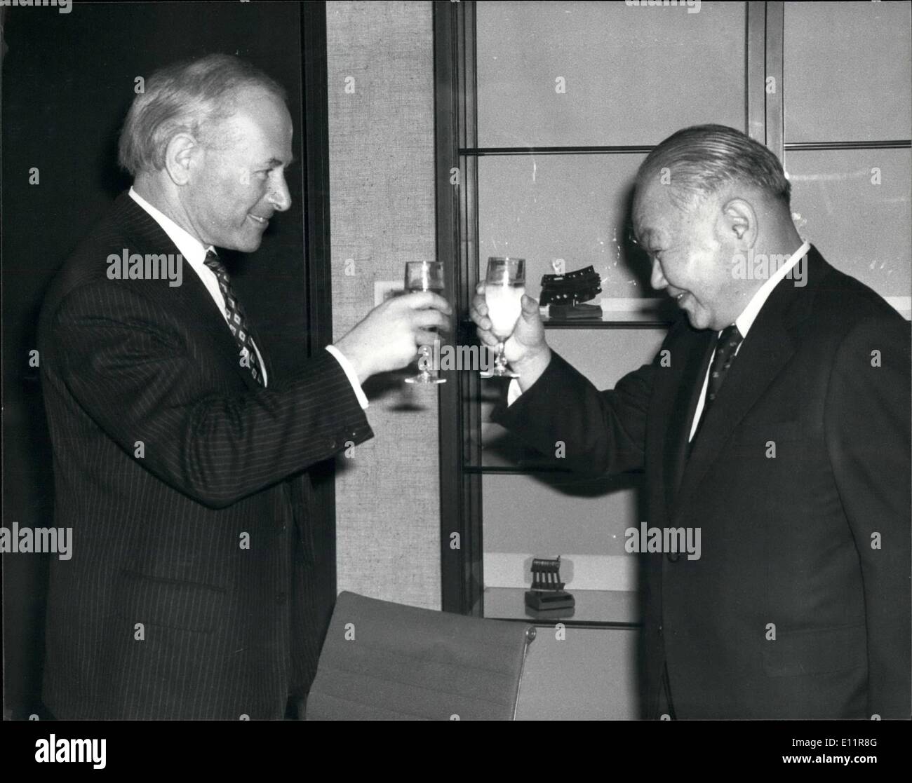 Il 12 Dic. 1979 - rotoli-royce e Giappone per la progettazione del nuovo motore della compagnia aerea. Un agrement debitamente compilato e firmato per la progettazione congiunta di un nuovo aero commerciale motore dalla Rolls Royce e tre società giapponesi è stato firmato oggi a Londra. Il design è per un motore di circa 19,000lb spinta ad entrare in servizio nel 1986. È entended per aerei di linea fino a 150 posti a sedere ed è basata sulla RB 432 progetto. La società giapponese lavora con Rolls Royce sono Ishikawajima Harima Heavy Industries, Kawasaki Heavy Industries, e Mitsubishi Heavy Industries Foto Stock