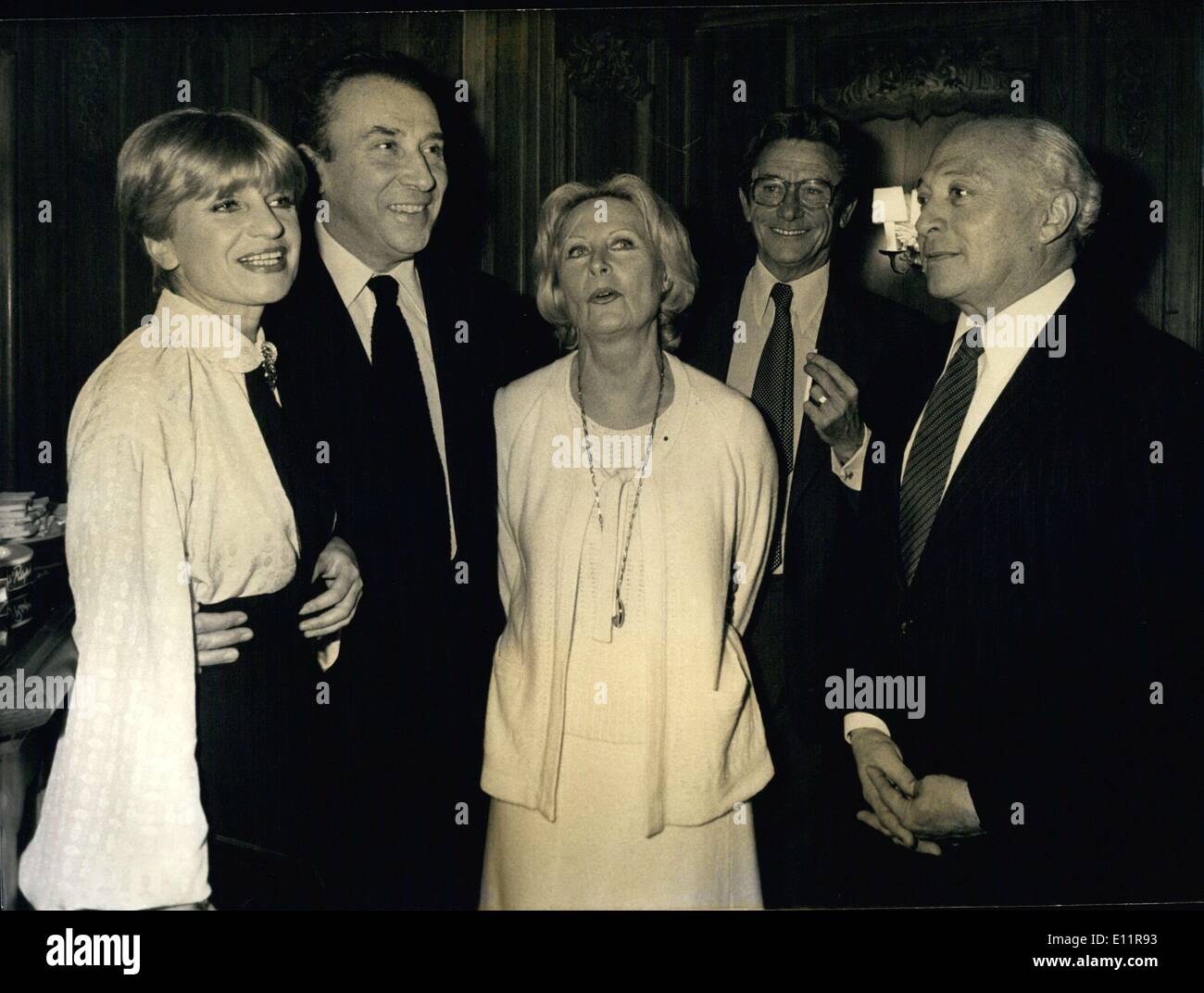 Dic. 18, 1979 - 1979 Arcangelo del Teatro, uno dei più prestigiosi premi assegnati ogni anno agli autori, registi e attori scelti da un gruppo di 500 persone che vanno regolarmente per il teatro, è stato dato a ex ministro Roland Nungesser, durante un ricevimento che si è tenuto nel Duret de Chevry Hotel in Parigi. Da sinistra a destra: Françoise Dorin, autore per il suo gioco ''Tutto per Tutto"; Raymond Gerome, direttore per il suo gioco ''Tutto per Tutto"; Michele Morgan, attrice per il suo ruolo in ''Tutto per Tutto"; Robert Lamoureaux, autore per il suo gioco ''il ciarlatano'', e il signor Foto Stock