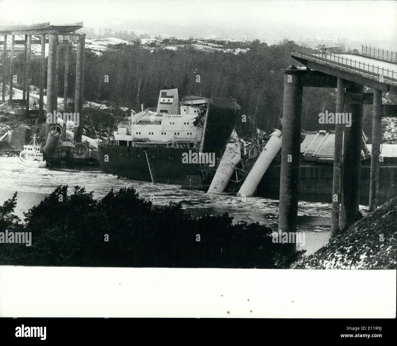 Gen 01, 1980 - 10 morire come nave colpita ponte in Svezia: almeno 10 persone sono morte durante il 27.000 ton ''Star Clipper'' era in collisione con un ponte stradale vicino a Gothenburg, Svezia. Il ponte collegato le isole di Tjorn e Orus, sei auto e due camion ha spinto oltre il ponte in mare al momento della collisione. La foto mostra una parte della struttura a ponte visto sul ponte della nave dopo la collisione/ Foto Stock