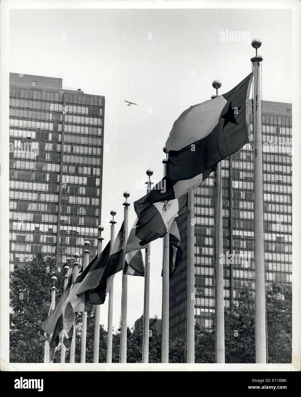 Ottobre 09, 1979 - evacuazione delle Nazioni Unite edifici. Per la prima volta l'evacuazione è stata condannata a causa di un piano sospetto era che circondano la zona delle Nazioni Unite. OPS: il piano nel cielo sopra le nazioni unite Foto Stock
