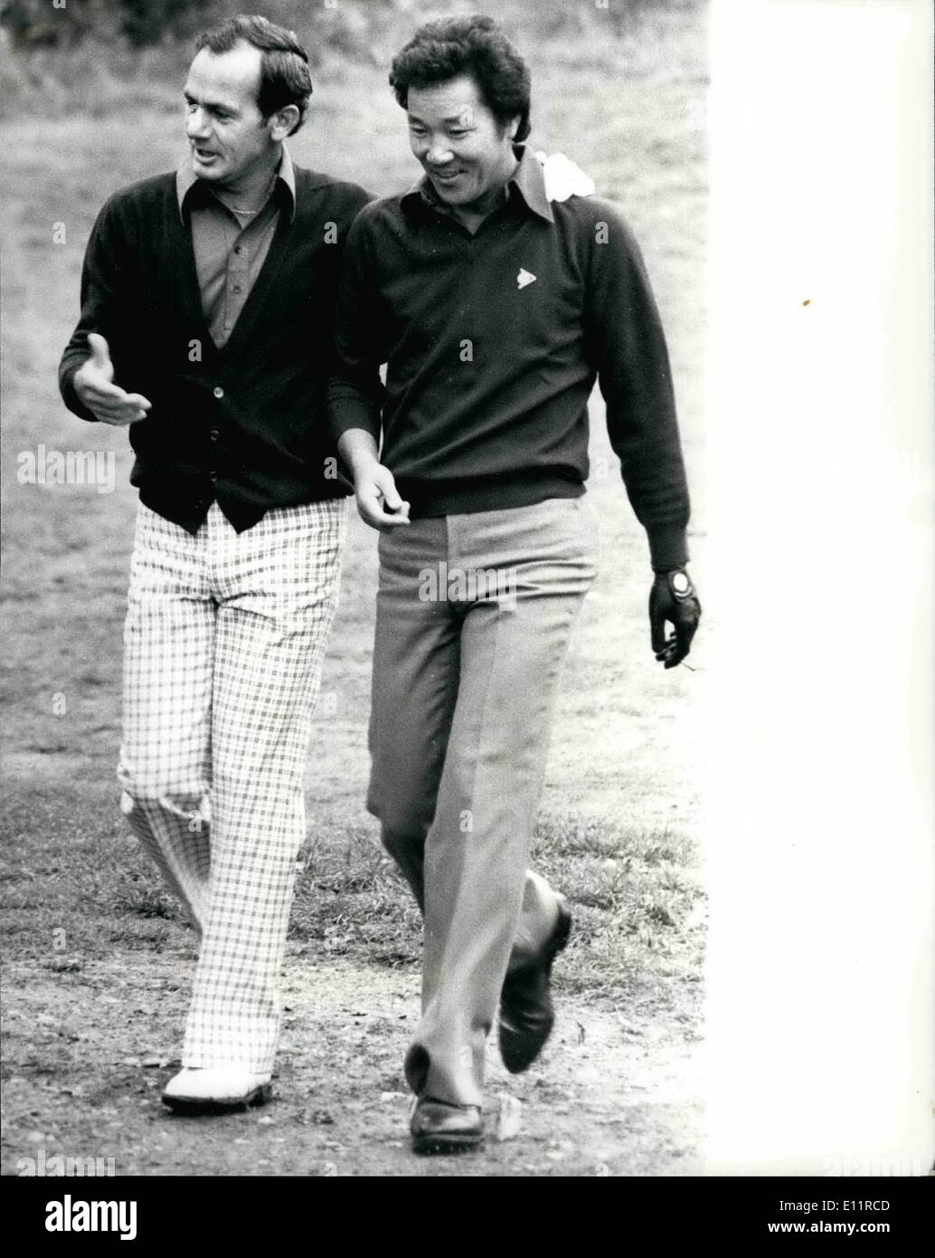 Ottobre 10, 1979 - Aoki vince 5.000 con foro-in-uno. Il campo da golf giapponese star Isao Aoki realizzato un foro-in-uno a 155-cantiere secondo foro durante la Suntory World matchplay Championship di Wentworth oggi. Ha vinto lui un 0.000 house si affaccia sul famoso Gleneagles golf in Scozia e 5.000 con cui arredare questo è il più grande premio di golf mai è stato in Gran Bretagna. Mostra fotografica di Aoki l'avversario australiano di David Graham mette un braccio attorno a lui dopo la sua grande colpo. Foto Stock