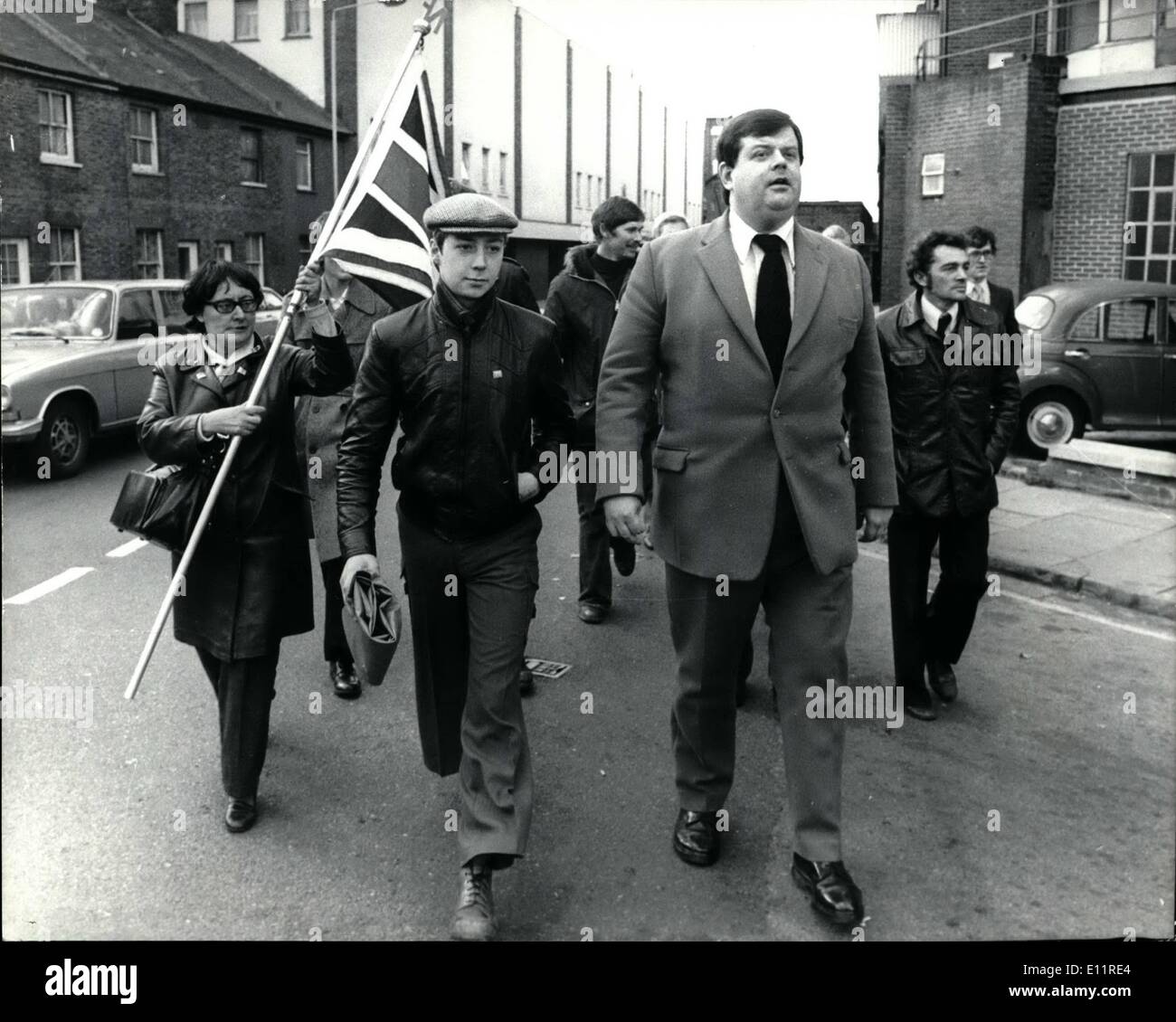 Ottobre 10, 1979 - Front National Leader Martin Webster ottiene a sei mesi di carcere sospeso frase: Martin Webster, il Fronte nazionale leader è stata data a sei mesi di sospensione della pena a Kingston Crown Court di ieri per incitare all' odio razziale. Egli è stato anche una multa di 150 e condannata a pagare i costi di 530. Egli ha negato la pubblicazione di materiale abusivo potrebbero incitare all' odio razziale. Come egli ha lasciato la corte ha detto: ''Ho continuerà a campagna contro l'immigrazione colorato". Mostra fotografica di Martin Webster visto lasciare Kingston Crown Court con alcuni dei suoi seguaci. Foto Stock