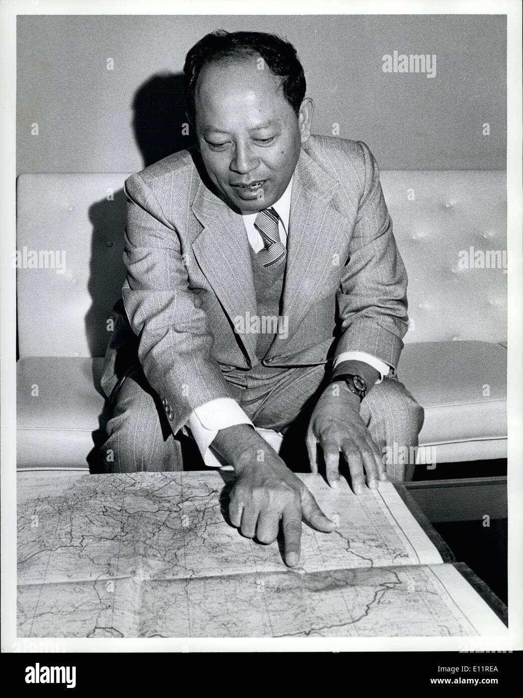 Ottobre 10, 1979 - Le Nazioni Unite: Iang Sary punti a una Mappa di Cambogia durante una pausa nel dibattito in assemblea generale sull'credentialing della Kampuchea Democratica (Cambogia) per l'Assemblea Generale. Foto Stock