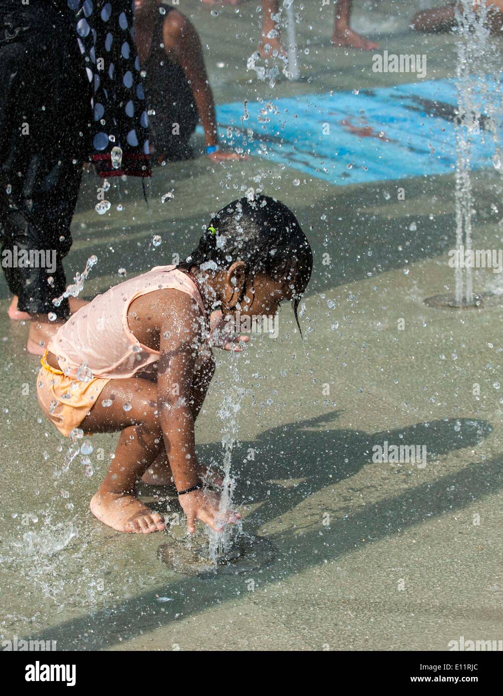 Calcutta, India. 21 Maggio, 2014. Una ragazza indiana si raffredda se stessa al Parco Nicco a Calcutta, India orientale, il 21 maggio 2014. Le temperature continueranno ad aumentare in molte parti dell India. © Tumpa Mondal/Xinhua/Alamy Live News Foto Stock