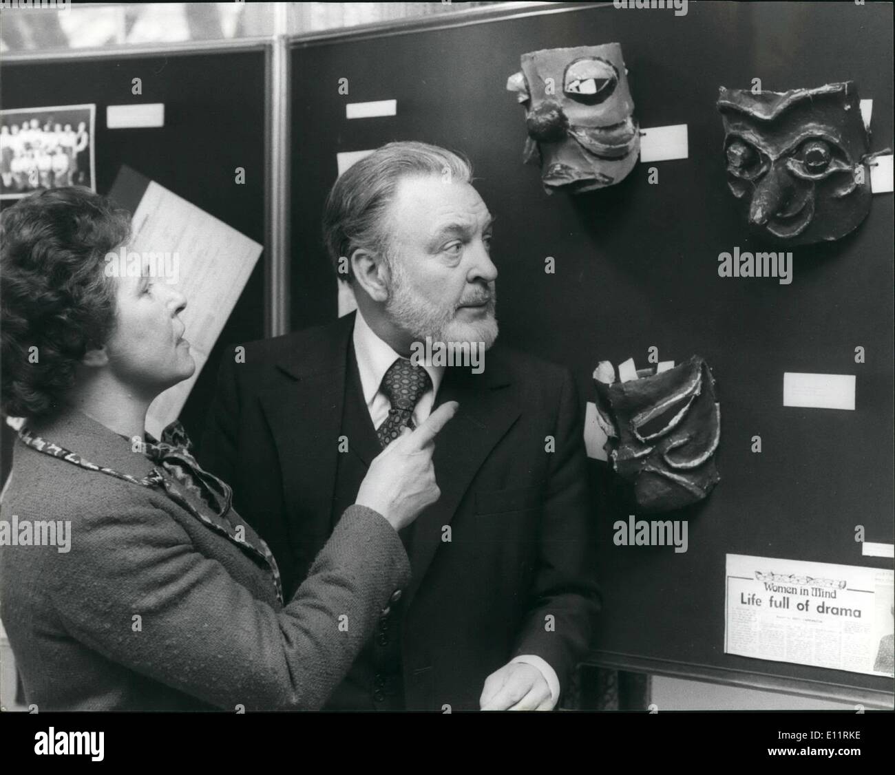 Gen 01, 1980 - Donald Sinded per lui donna istituti patrono degli eventi nel corso di una conferenza stampa tenutasi oggi presso la federazione nazionale delle donne, istituti, Ecoleston street, Sw1. Esso è stato annunciato a attore Donald Sinden era quello di diventare il W I dell'evento patrono. foto mostra la sig.ra P. Batty visualizza, presidente di NFWI, parlando di Donald sinden sulle maschere teatrali durante le conferenze stampa di oggi. Foto Stock