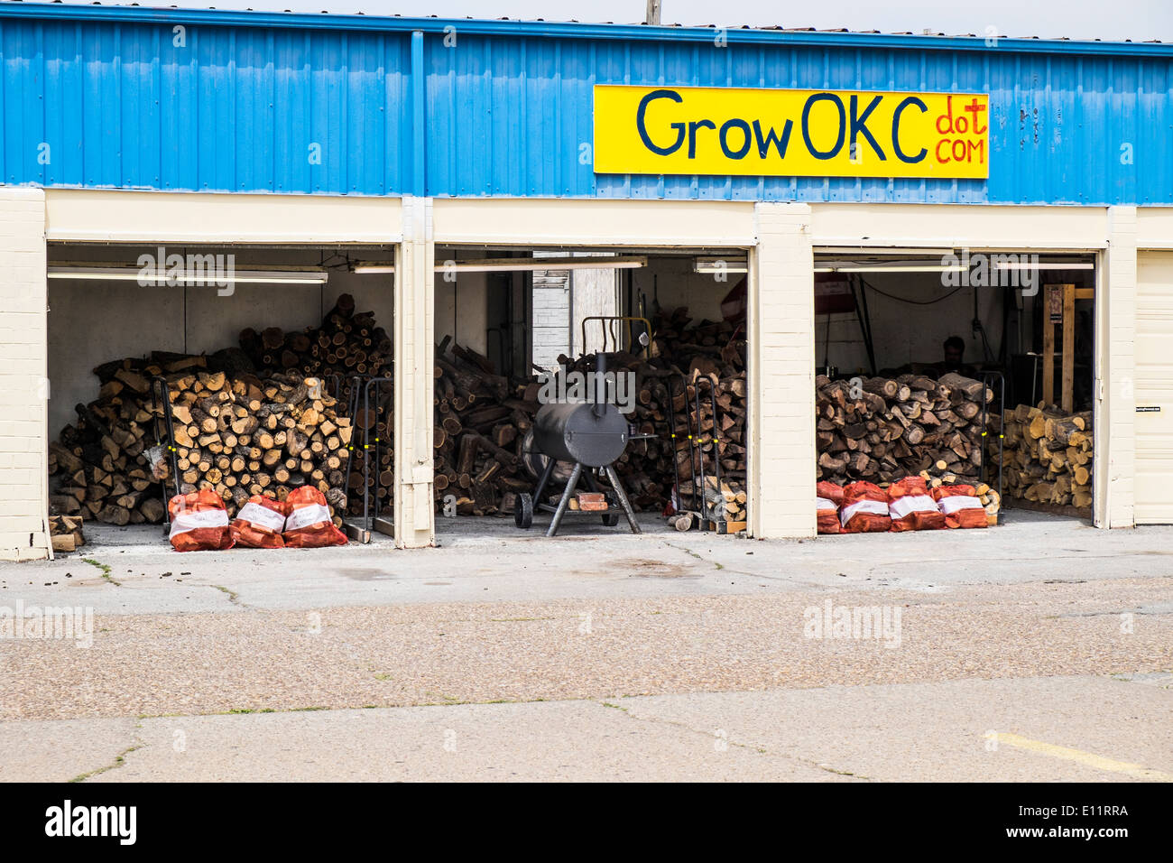 Un business di vendita legno per fumatori di carne in un mercato degli agricoltori posizione nella città di Oklahoma, Oklahoma, Stati Uniti d'America. Foto Stock