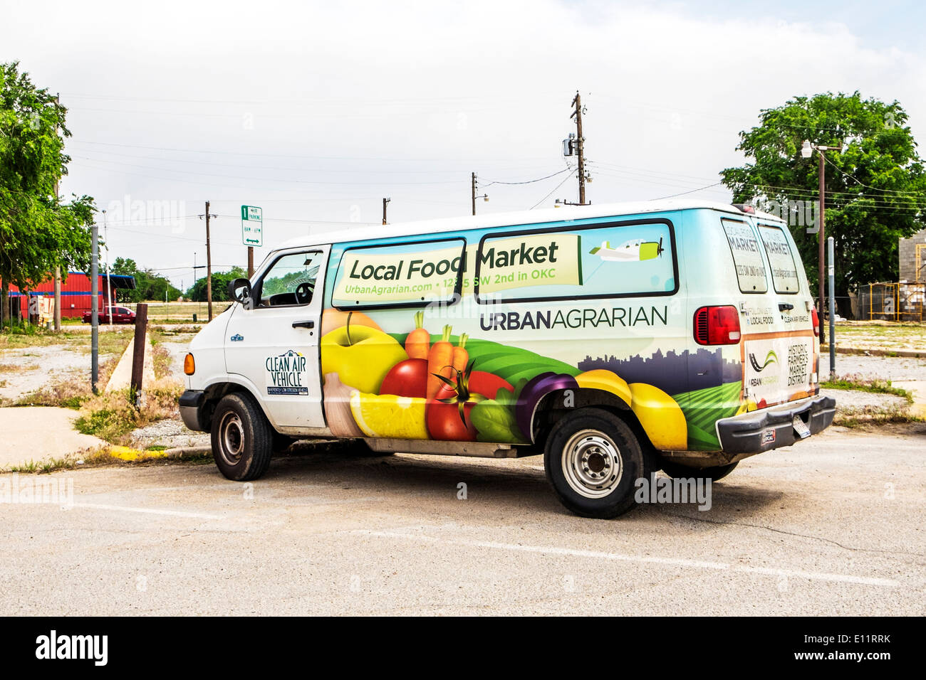 Un furgone dipinto con frutta fresca e verdure, utilizzato in un mercato degli agricoltori nella città di Oklahoma, Oklahoma, Stati Uniti d'America. Foto Stock