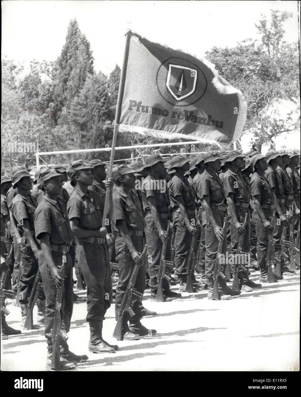 Ottobre 23, 1979 - Kaunda dell' invasione spaventare: Secondo il Presidente Kaunda, più di 1.000 Sud Africana e truppe rhodesiano sono nel lato dello Zambia, dispite rhodesiano ora della conferenza che si svolgerà a Londra. Centinaia di nuove reclute africane sono inondazioni nell'Zimbabwe-Rhodesian delle forze di sicurezza ogni giorno. La foto mostra alcune delle nuove reclute presso la formazione Domboshawa Depot vicino a Salisbury, durante un passaggio fuori parade. Foto Stock