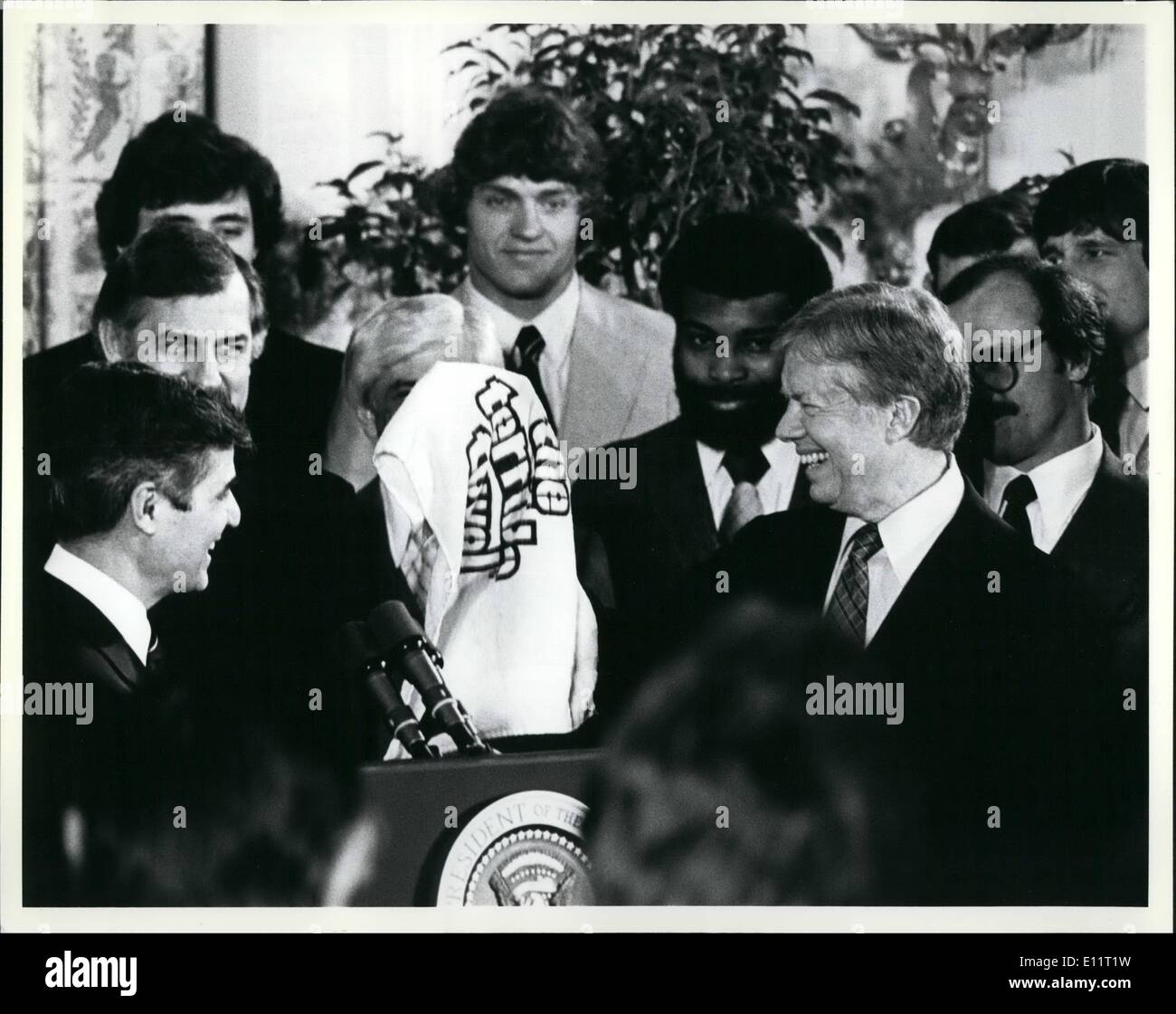 Febbraio 02, 1980 - Presidente Carter riceve un ''asciugamano terribile'' come membri dei pirati di Pittsburgh Steelers e guardano. Lo Steelers & Pirati hanno dato un ricevimento da parte del Presidente in onore del Super Bowl e World Series vittorie. Foto Stock