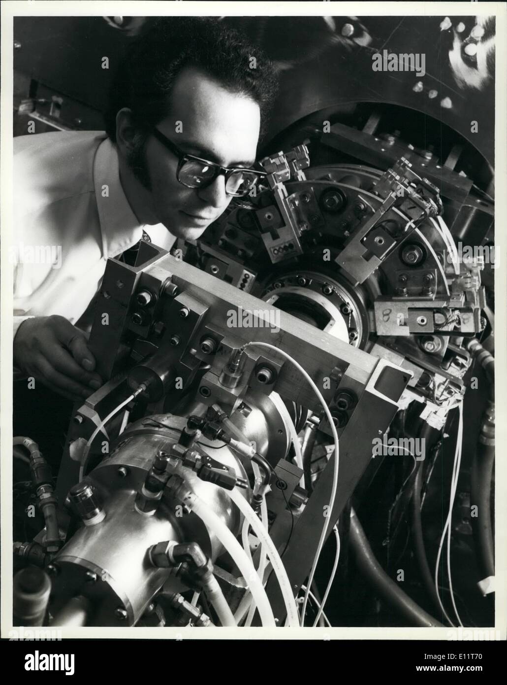 Nov. 11, 1979 - General Electric ingegneri ha annunciato oggi che avevano posto con successo il componente chiave di un sistema avanzato di generatore di superconduttore pensato il suo più severi test di qualifica la sua filatura 13 piedi lungo, una volta e mezza tonnellata di rotore a 3.600 giri al minuto mentre raffreddato ad una frigida 452 F al di sotto dello zero. le prove presso il GE nel centro di ricerca e sviluppo di Schenectady, New York. ha confermato che il generatore sperimentale potrebbe essere in grado di produrre la stessa quantità di elettricità di un generatore convenzionale per due volte la sua dimensione e peso. In seguito uno dei test, il dottor Trifon E Foto Stock