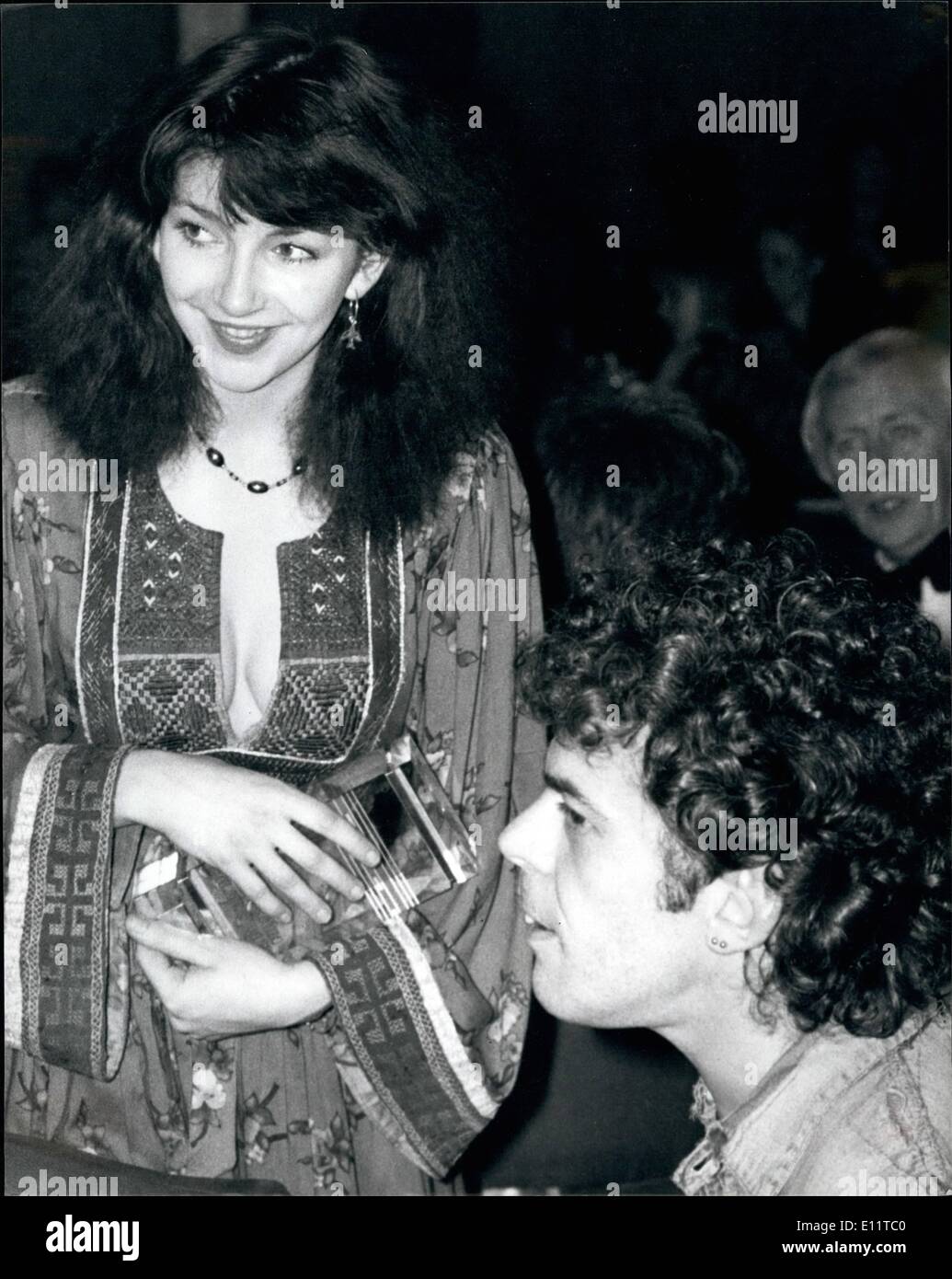 Mar 03, 1980 - Kate Bush e Ian Dury win Capital Radio :Top Music Awards: al Capital Radio Music Awards in Grosvenor House, la notte scorsa. Il premio per il miglior British artista femminile è andato a Kate Bush, con Ian Dury tenendo il miglior artista maschile award. Mostra fotografica di Kare Bush e Ian Dury dopo la cerimonia di premiazione in Grosvenor House. Foto Stock