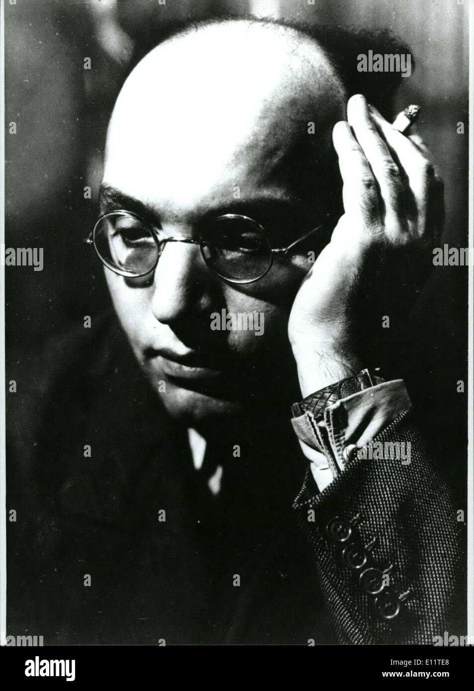 Mar 03, 1980 - ottantesimo compleanno di Kurt Weill; egli era nato il 2 di marzo di 1900 a Dessau; il compositore e collaboratore di Bertolt Brecht e Kurt Weill (Kurt Weill, foto). Essendo stato studente di F. Busoni Weill, emigrato a Parigi nel 1933, poi a New York nel 1935. Nel suo inizio ha prodotto strumentale e la musica vocale. Insieme con Bertolt Brecht ha preso parte a sviluppare lo stile del teatro di epiche. Nella sua impostazione per musica alcune opere di Brecht ha utilizzato elementi di jazz Foto Stock