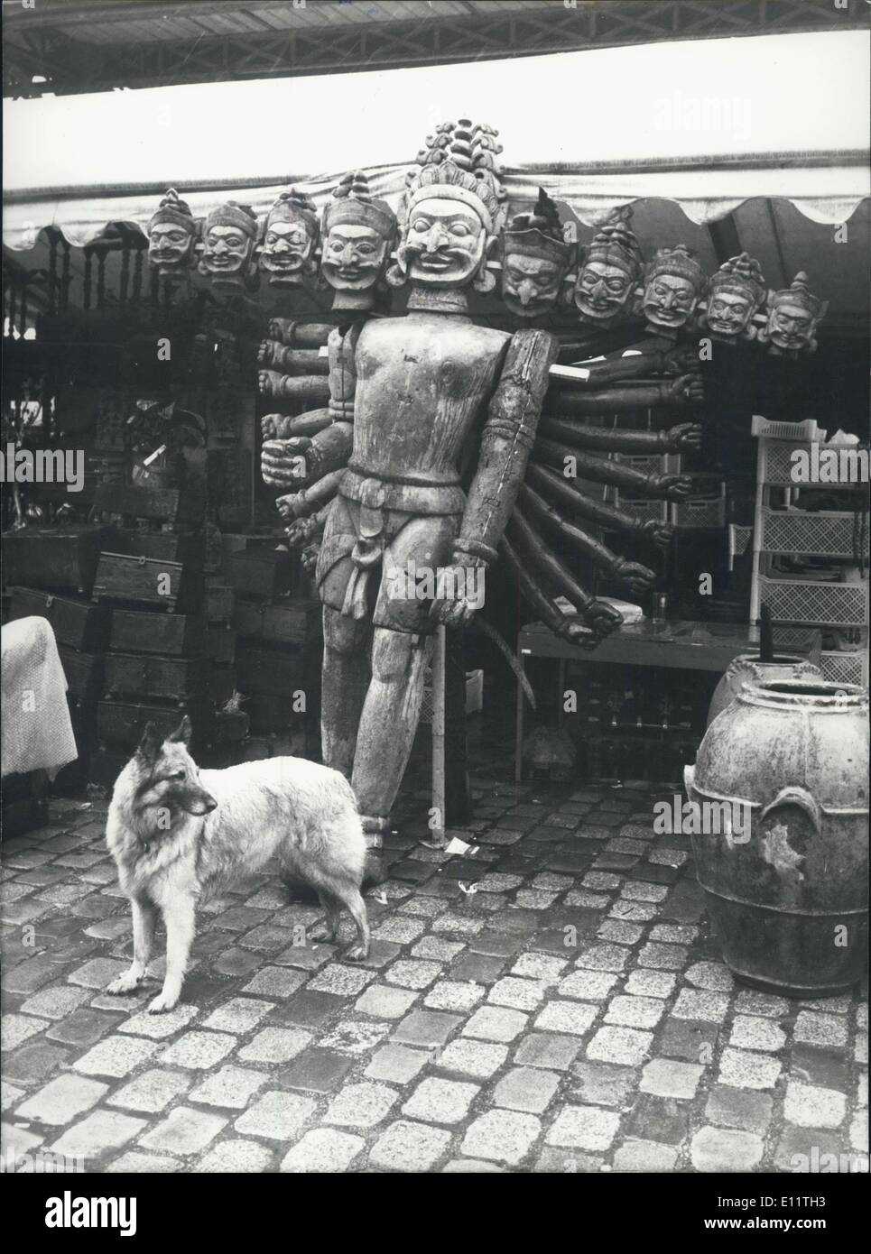 Mar 17, 1980 - Cane con una statua di un Dio indiano nel parco espositivo Foto Stock