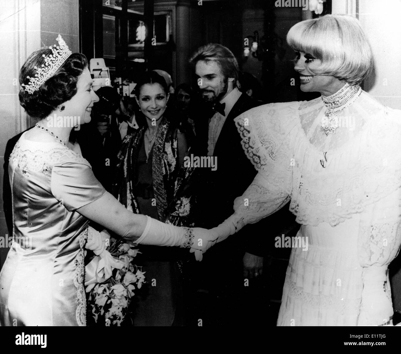 Queen Elizabeth II incontra attrice Carol Channing Foto Stock