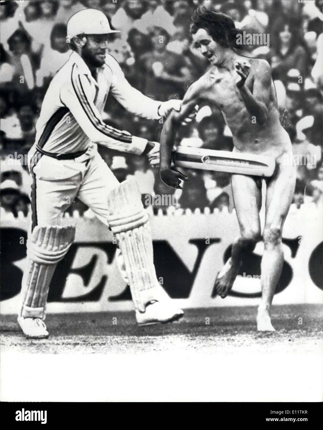 Dic. 10, 1979 - Streaker invade world series pitch: un streaker ha interrotto la riproduzione durante la World Series corrispondono a Brisbane tra Australia e Indie occidentali. La foto mostra il capitano australiano Greg Chappell copre fino alla parte vitale della streaker con il suo bat. Foto Stock