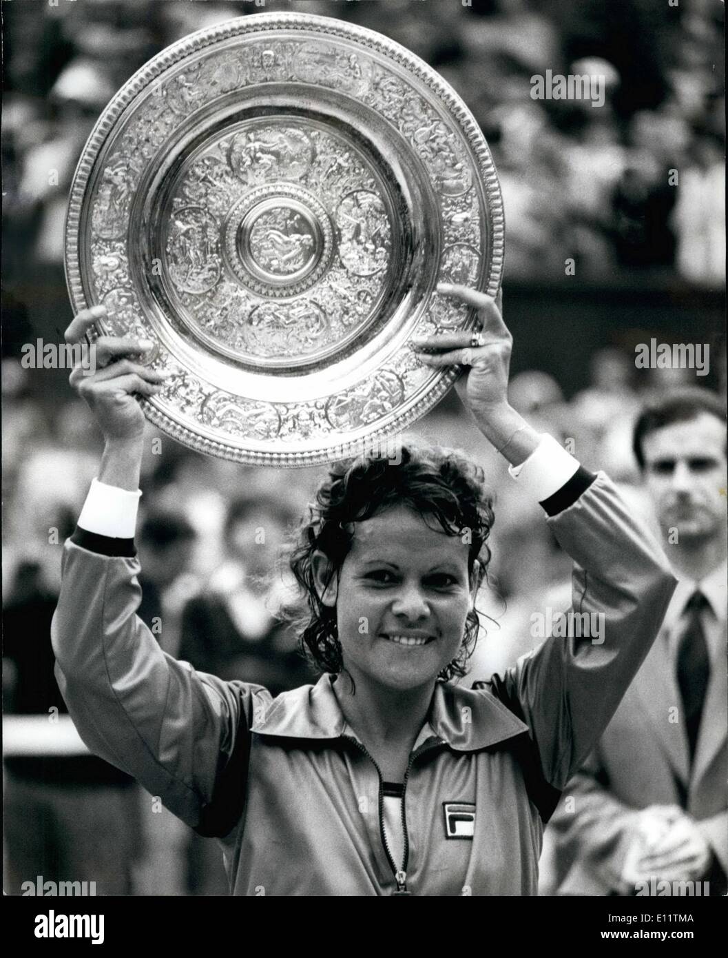 Lug. 07, 1980 - Evonne Cawley diventa la prima madre mai a vincere il Signore sceglie il finale a Wimbledon; Evonne Cawley, 28 di Australia, visto tenendo alto il trofeo dopo aver battuto Chris Evert Lloyd, d'America 6-1, 7-6, il signore sceglie il finale a Wimbledon venerdì scorso, è stato da nove anni prima ha vinto il titolo di Miss Goclagong, e ha una figlia di tre anni, Kelly. Foto Stock