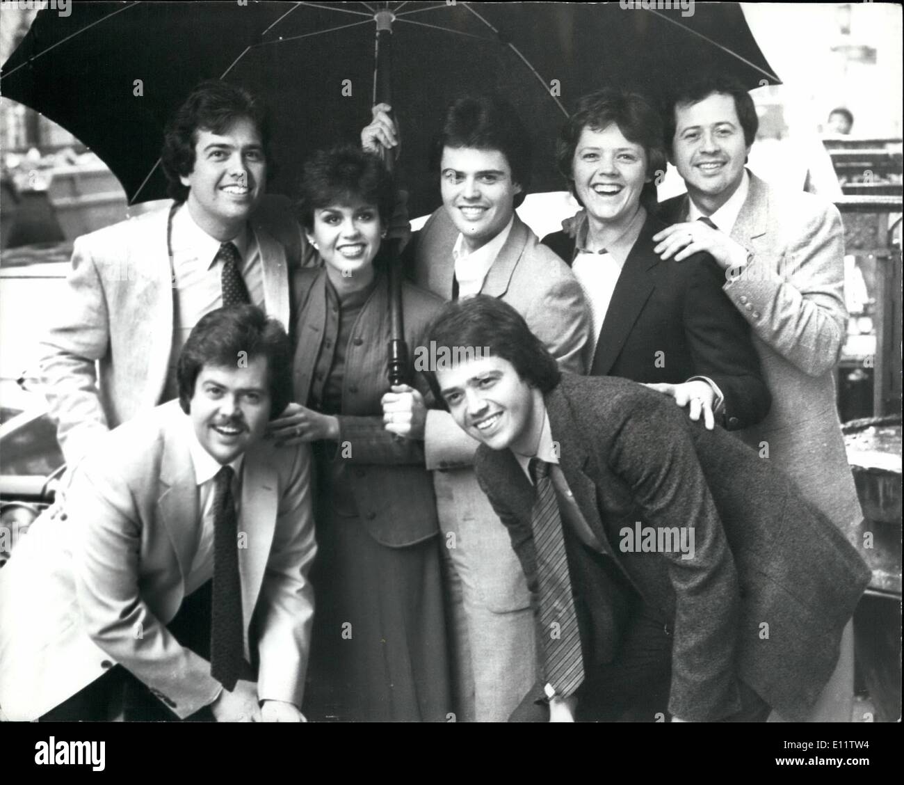 Apr. 04, 1980 - gli Osmonds dicono che stanno dividendo : i anche i membri dell'American cantando la famiglia osmonds, che è arrivato a Londra ieri ha detto che questa era la loro ultima visita come un gruppo dopo che essi continuerà a perseguire la carriera da solista. La foto mostra il Osmonds raffigurato a Londra ieri sono da L-R , Jay, Marri, Donny, Jimmy e Wayne, e anteriore L-R, Merril e Alan, Foto Stock