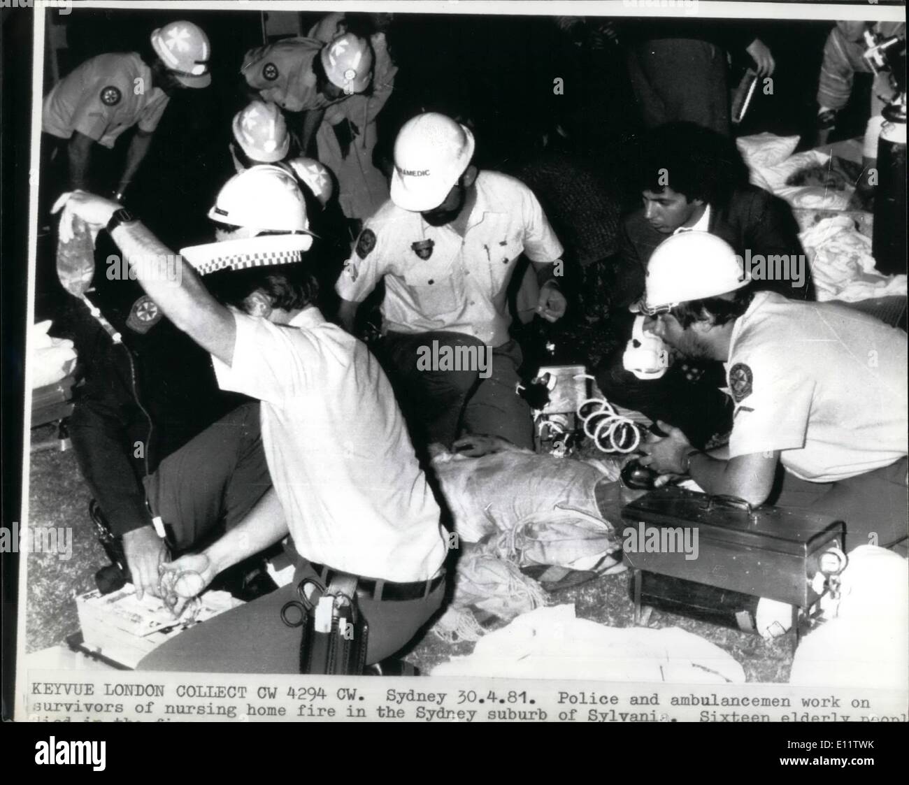 Apr. 04, 1980 - Sedici morire in old Folks Home Fire: Polizia Ambulancemen e lavorare su i superstiti della casa di cura incendio in Sydney Suburd di Sylvania la scorsa notte. Sedici pazienti anziani morti, molti di loro troppo infom per assistere anche nella loro fuga.sette ore trascorse prima che tutti i corpi sono stati recuperati. Foto Stock
