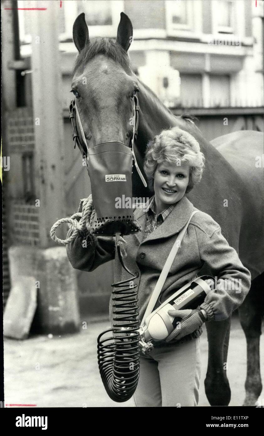Apr. 04, 1980 - Borse di aria fresca: il primo Regno Unito theraphy ossigeno insieme di cavalli e di altri animali è dimostrata per la prima volta presso la International Fire e di sicurezza mostra di Olympia, London Il requisito per l'ossigeno theraphy per cavalli scaturisce principalmente a livello internazionale eventi di durata particolarmente ad altitudini elevate e a caldo in condizioni umide, wherehorse può diventare esaurito e in cui l'ossigeno è in grado di accelerare il recupero e evitare di angoscia. La foto mostra la signora Foto Stock