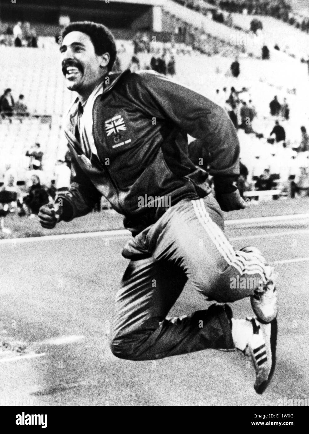Jul 07, 1980; Mosca, Russia; DALEY THOMPSON dancing dopo aver vinto la medaglia d'oro nel Decathlon.. Foto Stock