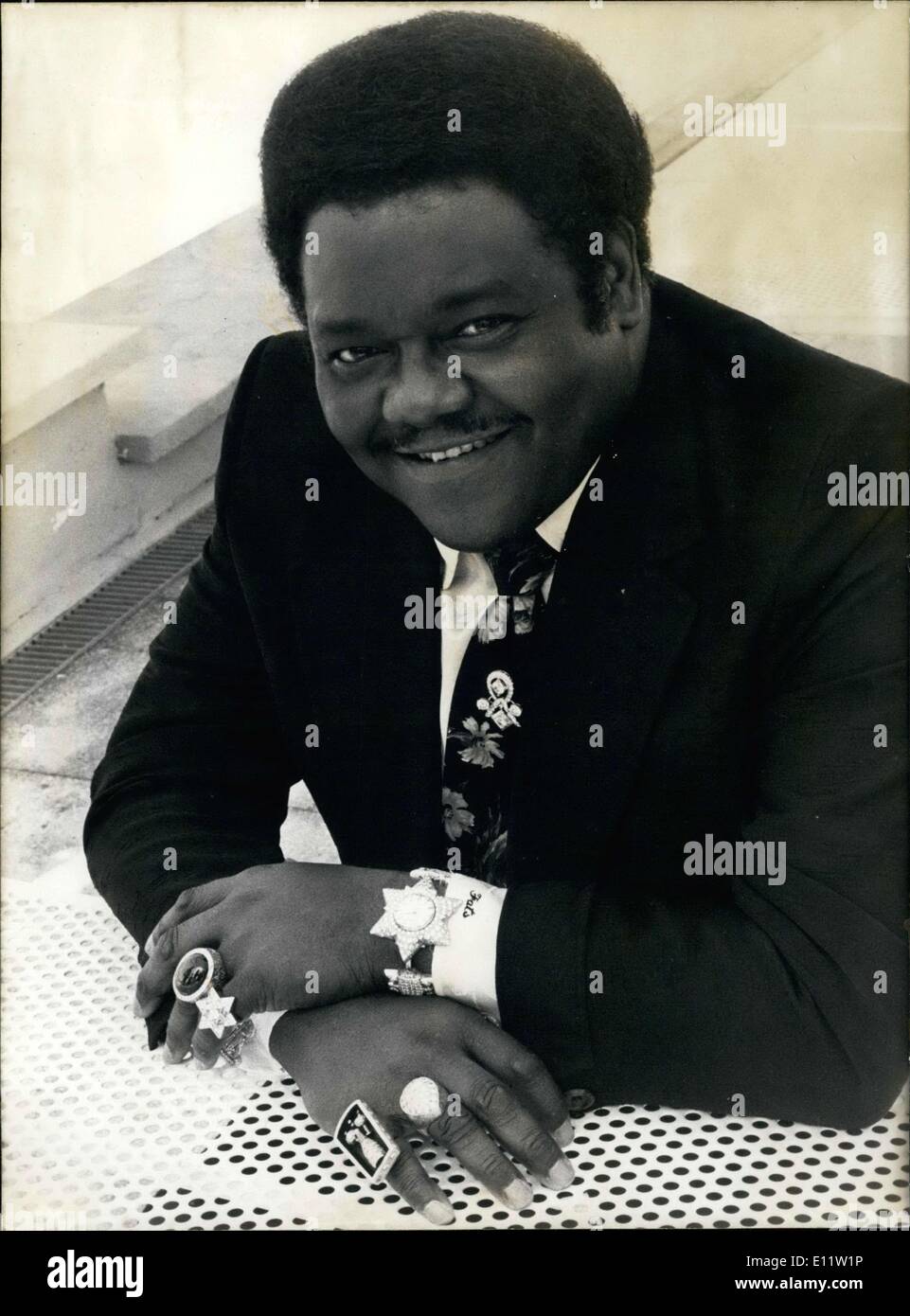 Lug. 22, 1980 - Nizza jazz della sfilata sulla Riviera Francese è anche una parata di gioielli per Fats Domino. Il famoso pianista afro-americano e la cantante indossa gioielli su le sue dita e la sua cravatta che valori un totale di tre milioni di franchi. Foto Stock