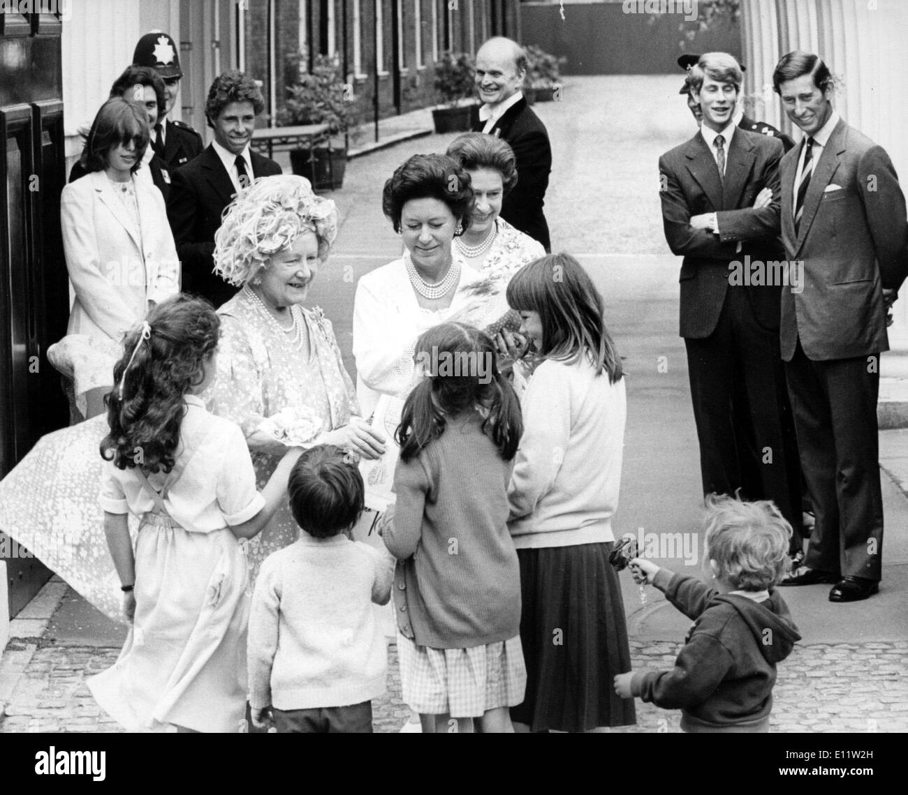 La regina Elisabetta e la famiglia salutare i civili Foto Stock