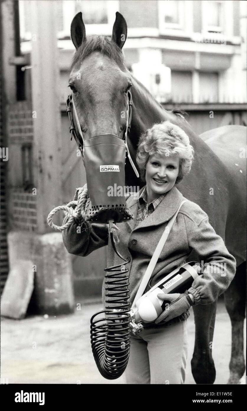 Apr. 23, 1980 - Borse di aria fresca. Il primo Regno Unito terapia di ossigeno insieme di cavalli e di altri animali è dimostrata per la prima volta presso la International Fire e di sicurezza mostra presso l'Olympia di Londra. Il requisito per la terapia di ossigeno per i cavalli nasce principalmente a livello internazionale eventi di durata particolarmente ad altitudini elevate e a caldo in condizioni umide, dove cavallo può diventare esaurito e in cui l'ossigeno è in grado di accelerare il recupero e evitare di angoscia. La foto mostra: onorevole Foto Stock