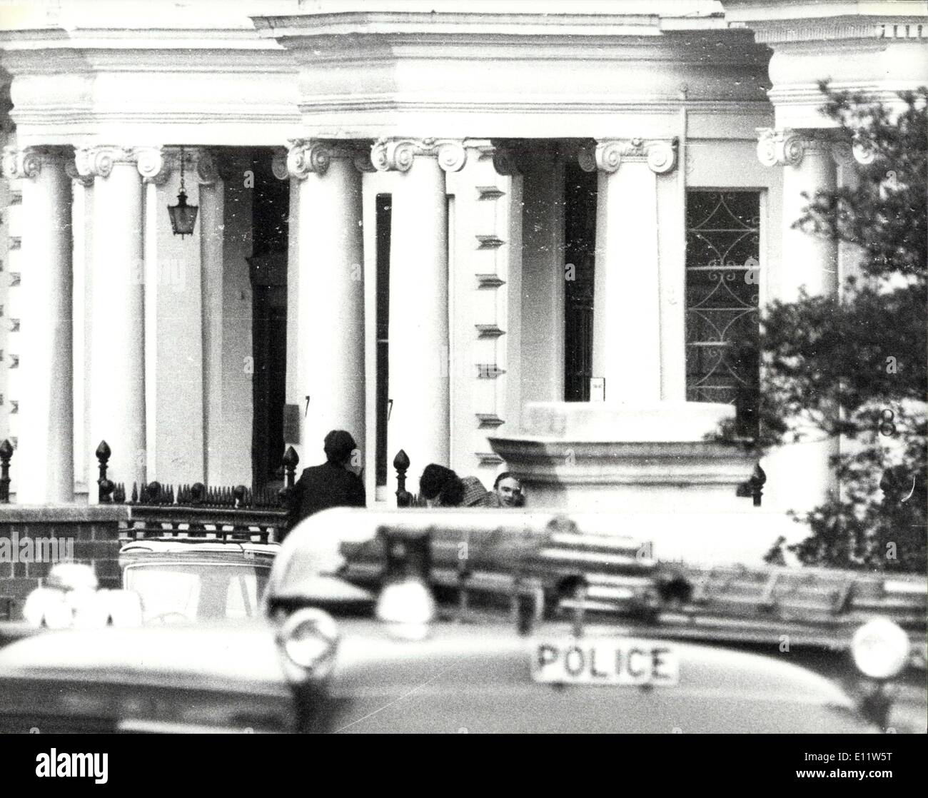 Apr. 30, 1980 - Iran cittadini assumono ambasciata iraniana a Londra. Armati di cittadini Iran ha assunto l'ambasciata iraniana a Londra oggi. Essi hanno preso i poliziotti in ostaggio, un connestabile armati con la Scozia il cantiere protezione diplomatica gruppo che era di guardia al di fuori dell'Ambasciata, e circa 20 membri del personale d'ambasciata. Gli scatti sono stati ascoltati dall'interno dell'edificio che ora è circondato da una trentina di poliziotti armati. La foto mostra: una scena guardando la parte anteriore dell'Ambasciata Iraniana come una donna viene prelevato dopo essere stato rilasciato dai banditi come ella si ammalò, lei è stato portato in ospedale. Foto Stock