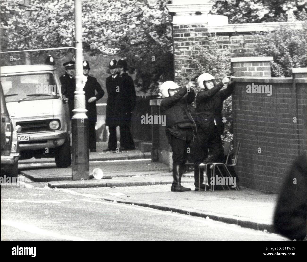 Apr. 30, 1980 - i cittadini iraniani assumere ambasciata iraniana a Londra: armati Iran cittadini ha assunto l'ambasciata iraniana a Londra oggi. Essi hanno preso il poliziotto in ostaggio - un conestabile armati con Scotland Yard diplomatica del gruppo di protezione che era di guardia al di fuori dell'Ambasciata e una ventina di membri del personale d'ambasciata. Gli scatti sono stati ascoltati dall'interno dell'edificio che ora è circondato da una trentina di poliziotti armati. Mostra fotografica di polizia armata markmen prendano di mira al di fuori dell'ambasciata iraniana a Londra oggi Kninghtsbridge. Foto Stock