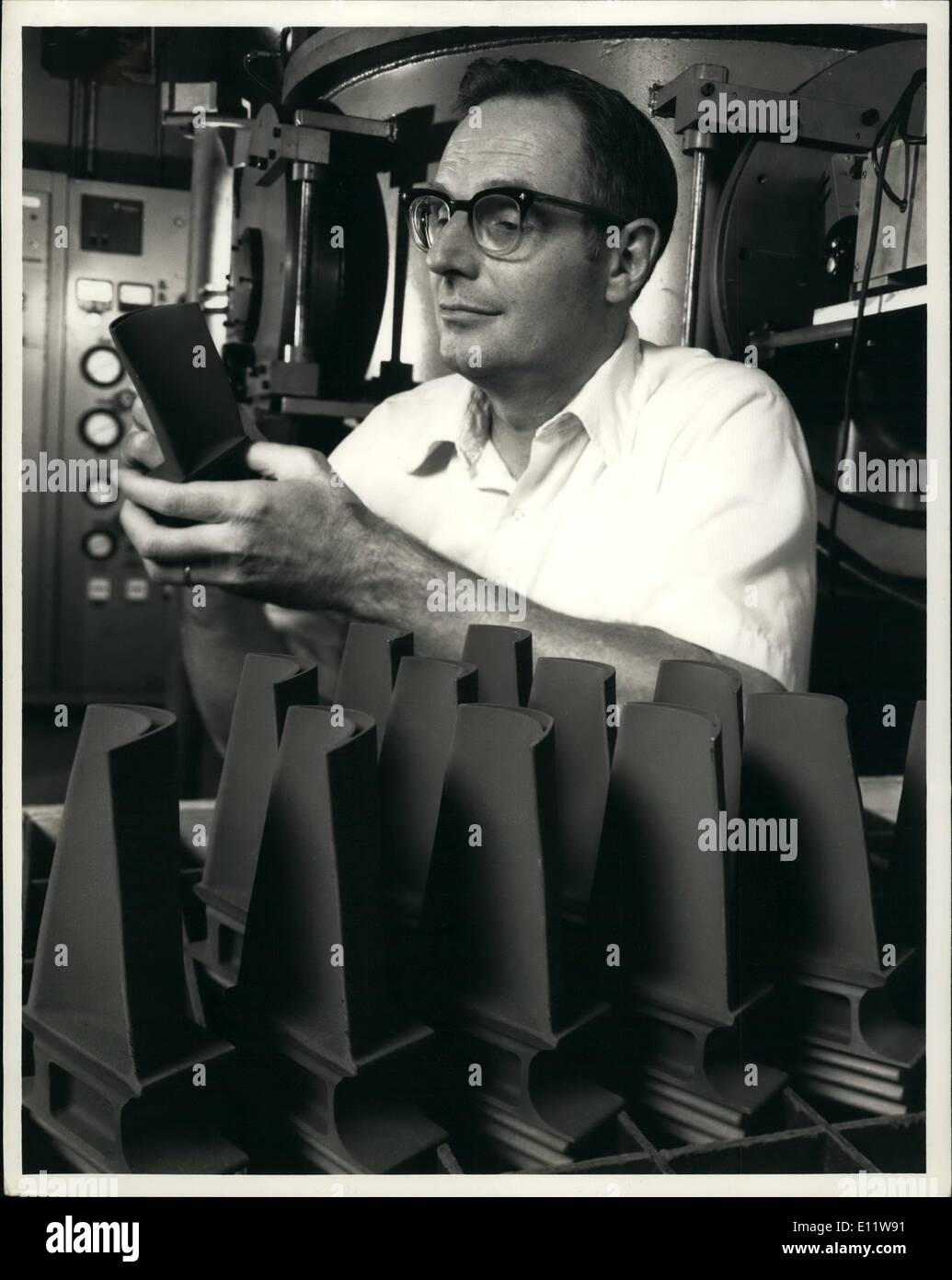 Agosto 08, 1980 - Rivestimento Super. Ingegnere metallurgico John R. Rairden della General Electric Centro di Ricerca e Sviluppo, Schenectady, N.Y., esamina una partita di turbina a gas secchi che hanno ricevuto una speciale resistente alla corrosione rivestimento formulato da GE metallurgista. Prove preliminari di laboratorio indicano che i secchi rivestita con il nuovo materiale (una miscela esclusiva di cobalto, cromo, alluminio, ittrio) dovrebbe durare verso l'alto di 40.000 ore - tre volte più a lungo come le benne non rivestito - in ''ostile'' ambienti corrosivi Foto Stock