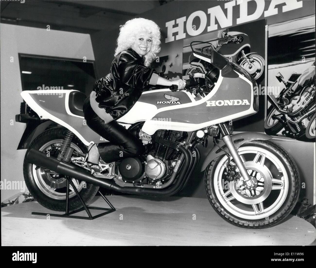 Agosto 08, 1980 - Barbara Windsor visiti il motociclo a Earls Court : Mostra fotografica di T.V. Personalità Barbara Windsor seduto Foto Stock