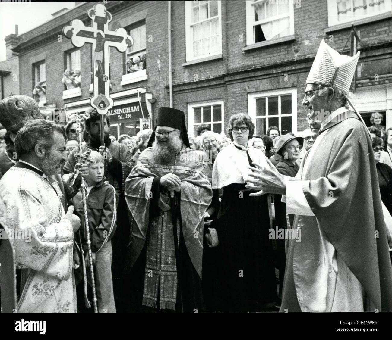 Maggio 05, 1980 - Arcivescovo conduce i pellegrini Walsingham: 15.000 pellegrini guidati dall'Arcivescovo di Canterbury, la maggior parte Rev Robert Runcie, riuniti a Walsingham, Norfolk, ieri per rendere grazie per la vita di un Primate Anglicano presiedette la cerimonia: una piscina solenne Santa Messa è stata celebrata in Abbazia motivi. I manifestanti hanno dimostrato banner.La duchessa di Kent, che vive vicino a Anmer, sat con altri pellegrini e nella coda per ricevere la Comunione. La foto mostra l'Arcivescovo di Canterbury (R) saluta alcuni dei molti sacerdoti visitando Walsingham annuale di ringraziamento. Foto Stock