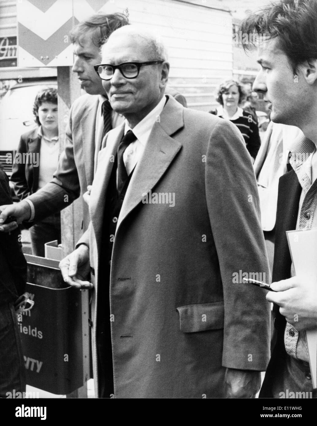 Attore Laurence Olivier visto arrivare per il memoriale di servizio per Peter Sellers a San Martin in campi. Foto Stock