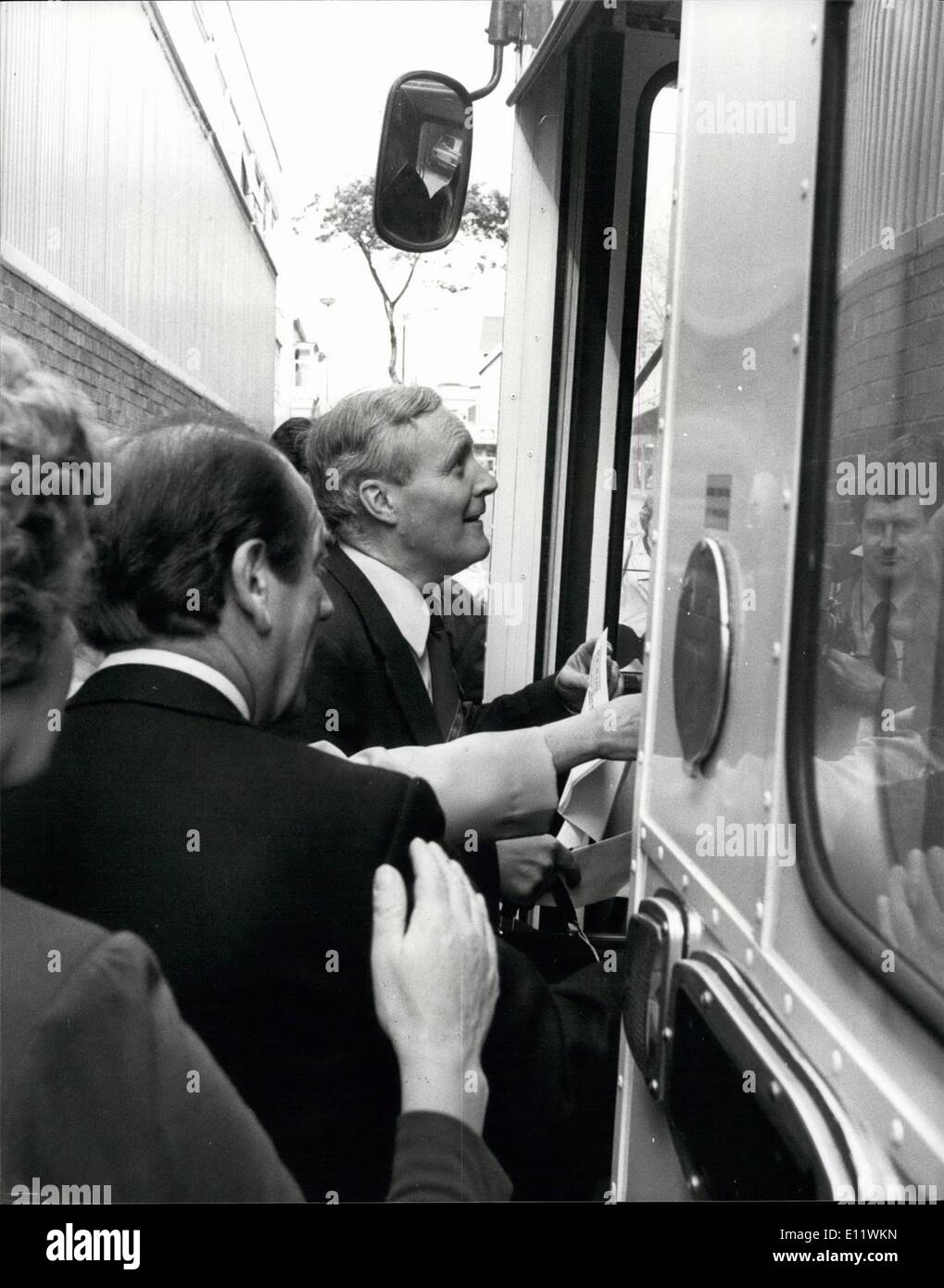 Sett. 09, 1980 - Benn catture il Bus... o se egli? Tony Benn coinvolto nelle lotte di potere attualmente scuotendo il partito laburista presso la loro conferenza annuale a Blackpool, ha scelto una modalità di trasporto comune come ha lasciato la conferenza. Ma come ha aspettato pazientemente per un autobus sembrava incerto se egli otterrebbe sul bus o miss. Una domanda su molte menti della gente in questo momento, come la gara per la direzione del partito Acquista slancio con il Sig. Callaghan il pensionamento di apparente imminente, è se il sig. Benn si cattura il bus nel suo tentativo di portare il suo partito Foto Stock