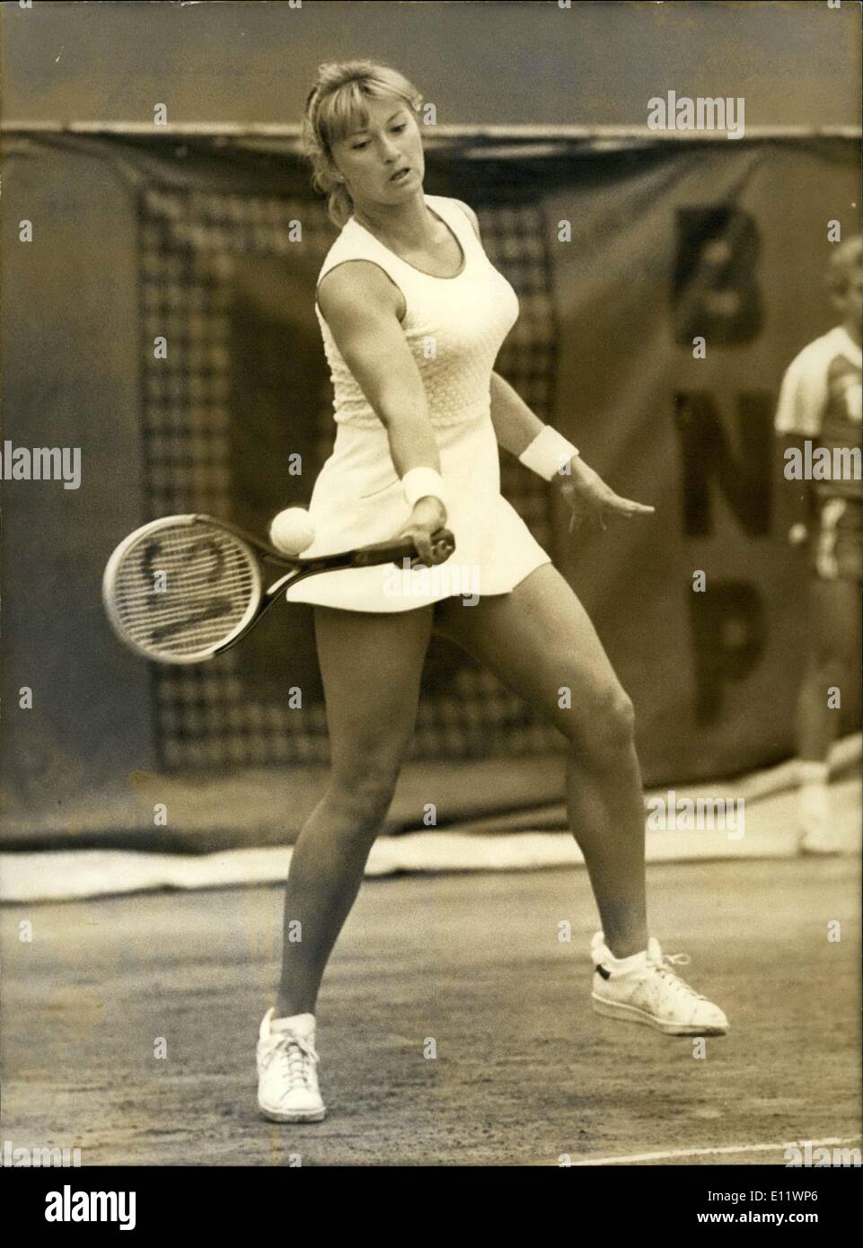 28 maggio 1980 - Renata Tomanova (Checoslovakia) ha suonato Virgina Wade (Inghilterra) in un match il terzo giorno del francese si apre. Ecco una foto di Tomanova in azione. Foto Stock