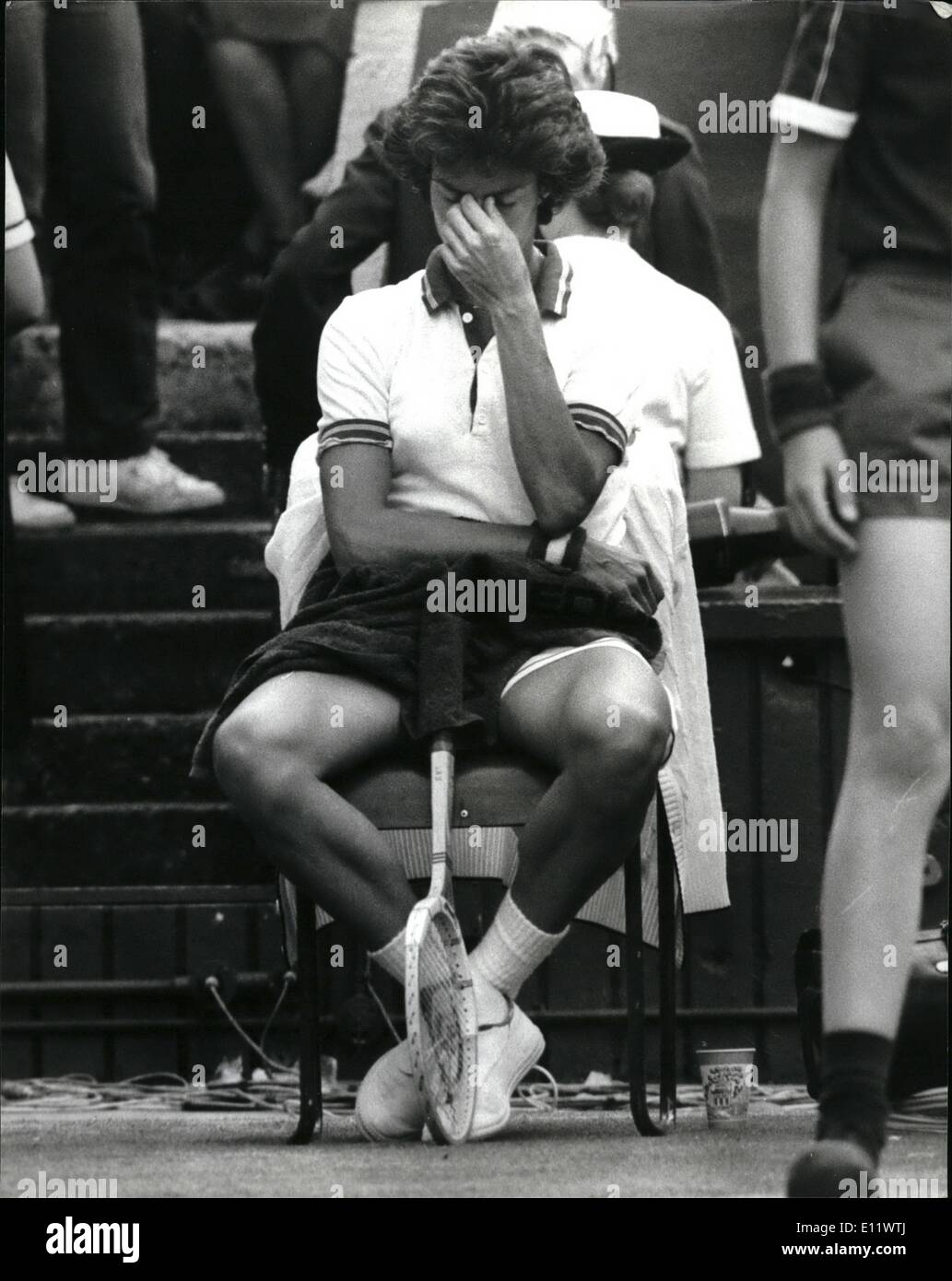 Giugno 06, 1980 - Virginia Wade è battuto da Andrew Jaeger: Mostra fotografica di Virginia Wade (GB) visto sconsolato dopo essere stati picchiati dalla 15-anno-vecchio American Andrea Jaeger, a Wimbledon oggi. Foto Stock