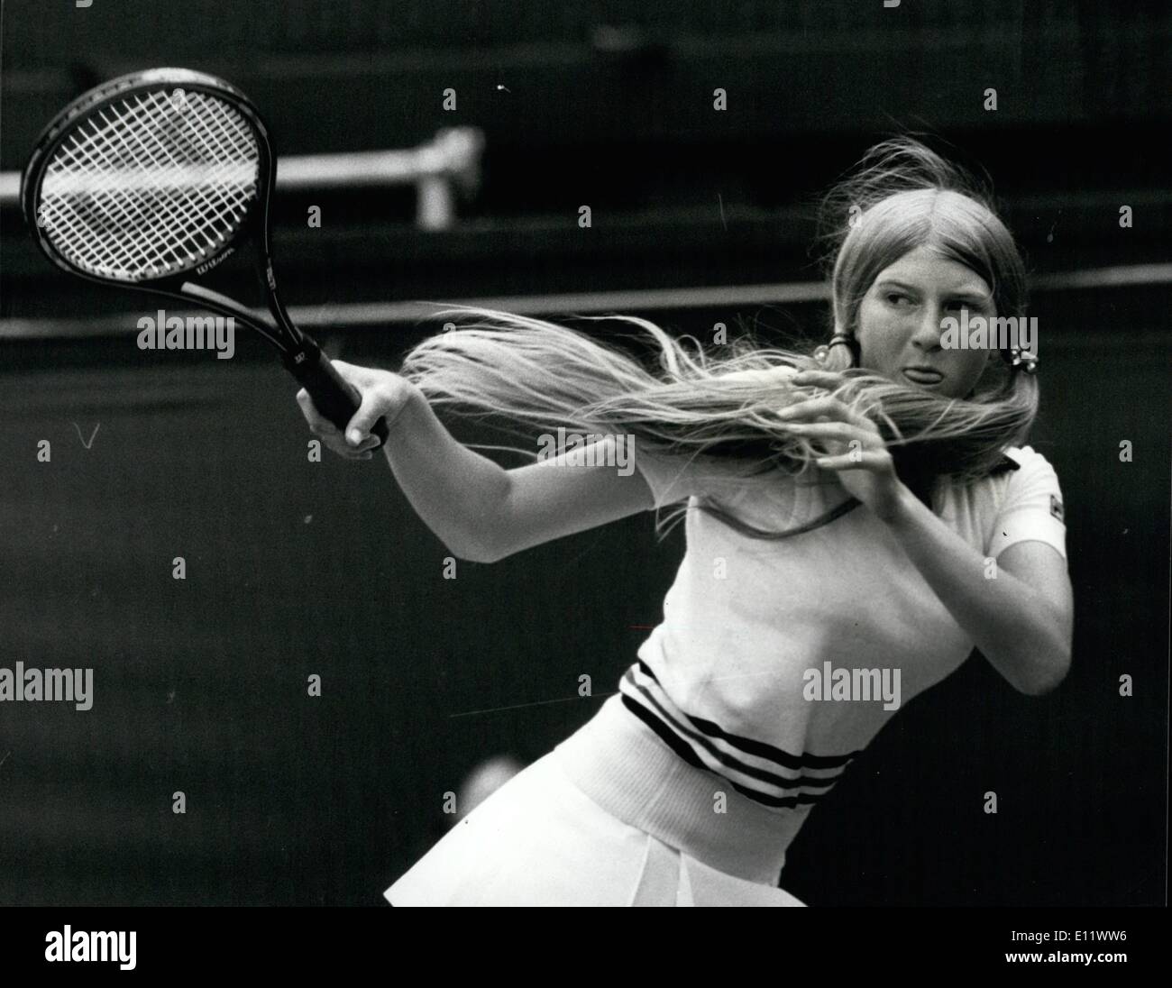 Giugno 06, 1980 - Virgina Wade battuto da Andrea Jaeger: Mostra fotografica di 15-anno-vecchio American la stella del tennis in azione contro la Gran Bretagna il Virginia Wade, Andrea Jaeger in due set. Foto Stock