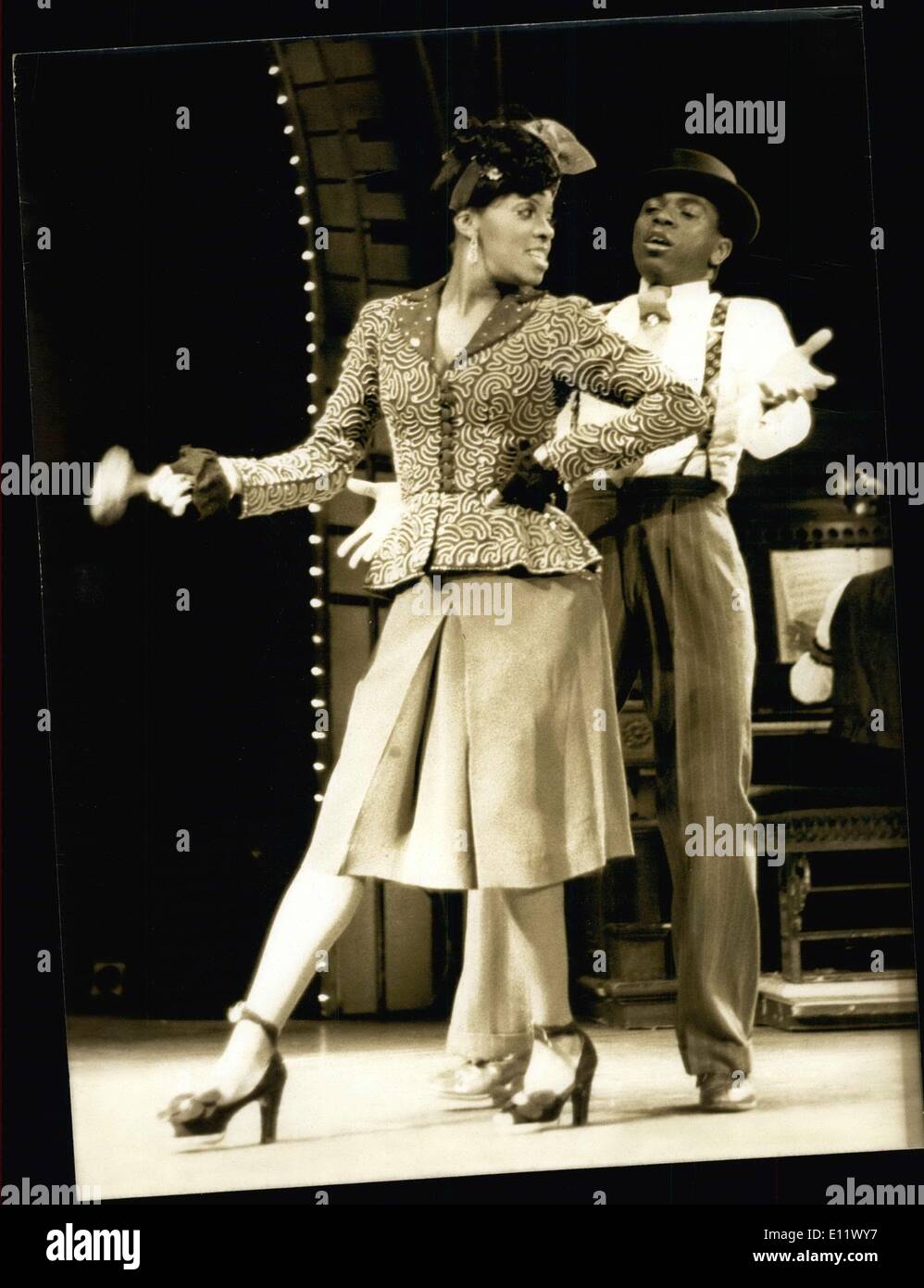 Sett. 19, 1980 - ''Harlem Swing'' è a Parigi e i parigini possono scoprire lo spettacolo con la maggior parte del cast originale dalla produzione di Broadway. Armelia McQueen e Andre de scudi sono ritratte in scena al Théâtre de la Porte Saint-Martin a Parigi. Foto Stock