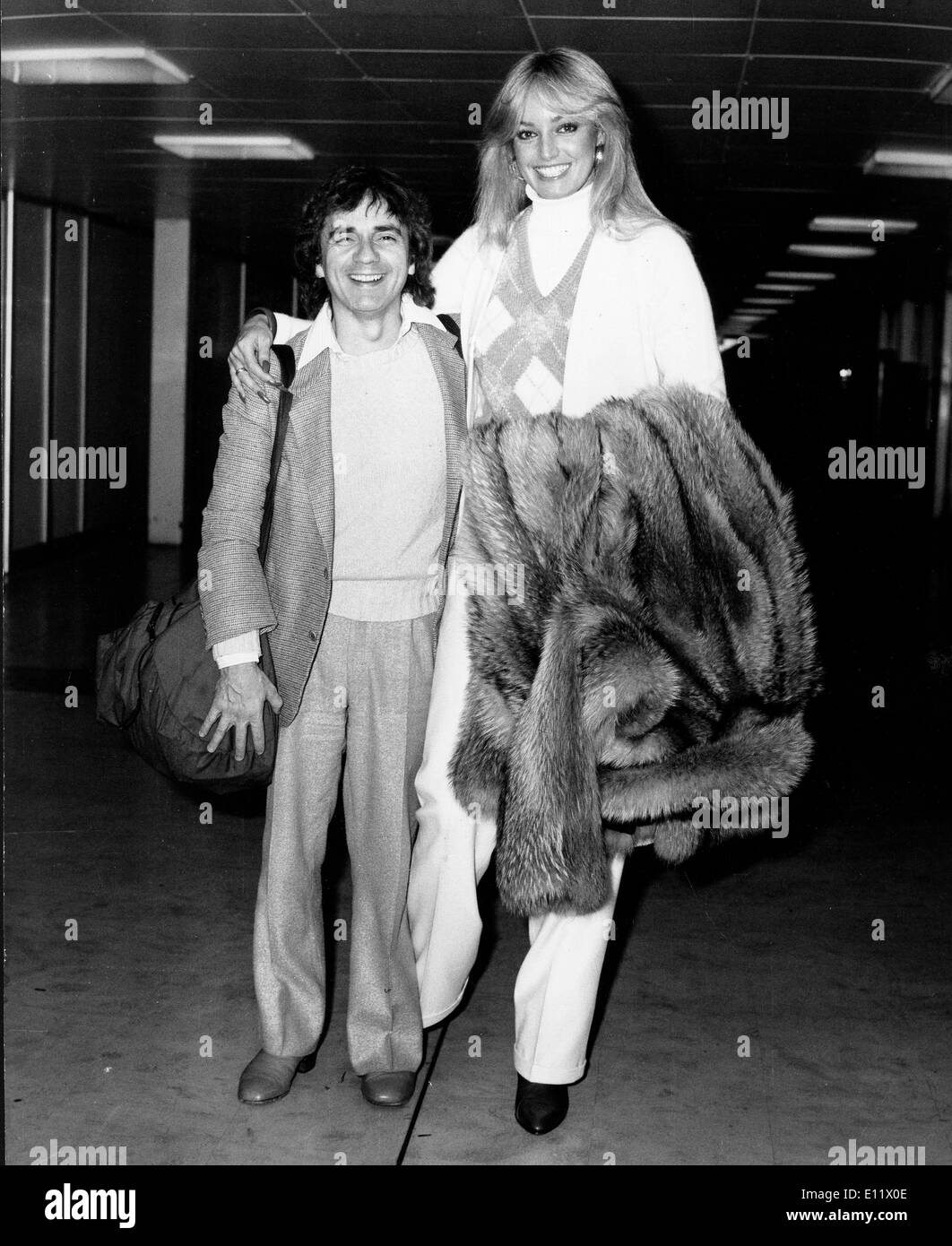 Oct 01, 1980; Londra, UK; attore Dudley Moore e la sua fidanzata SUSAN ANTON che arrivano a Londra. Foto Stock